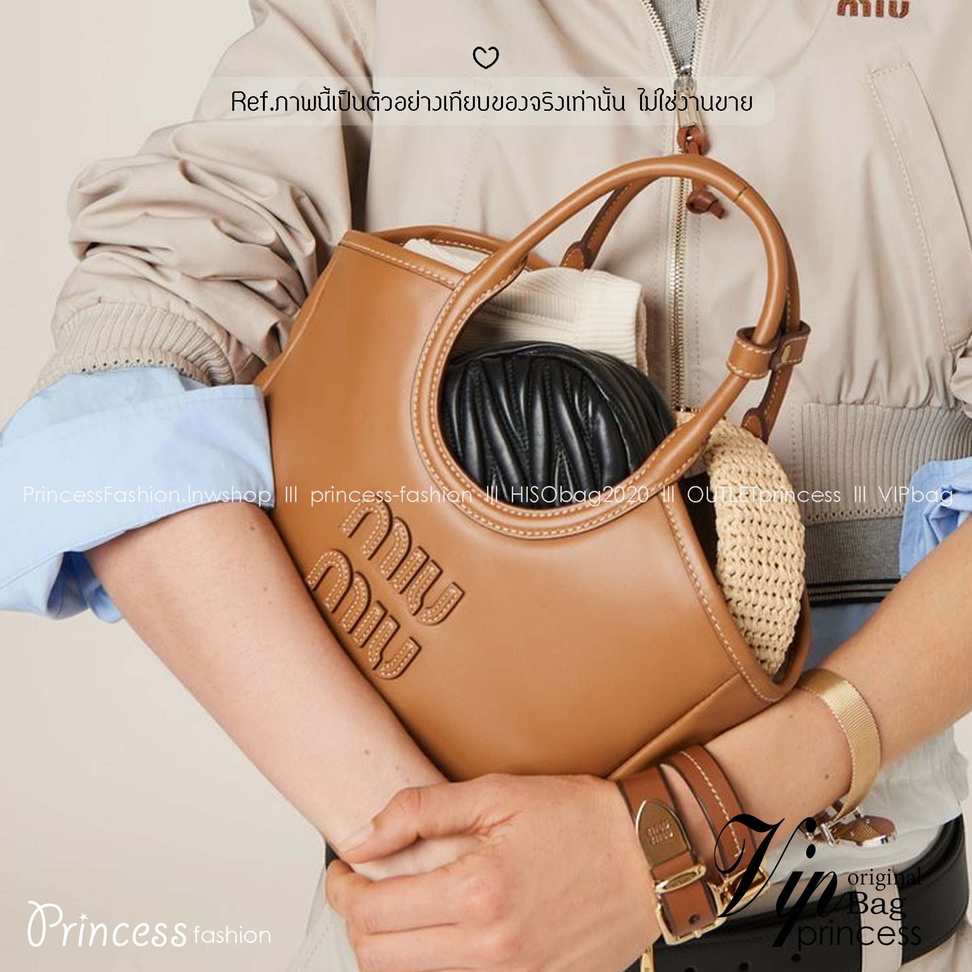 MIU MIU Ivy Leather Tote Bag กระเป๋าถือทรงโท้ทงานหนังเรียบเต็มใบ เรียบหรู มีความยูนิค จับแมตช์ง่าย สวยงามได้หลายสไตส์ ภายในโล่งกว้าง จุของได้เยอะ ใบจริงสวยเกินเบอร์จ้า