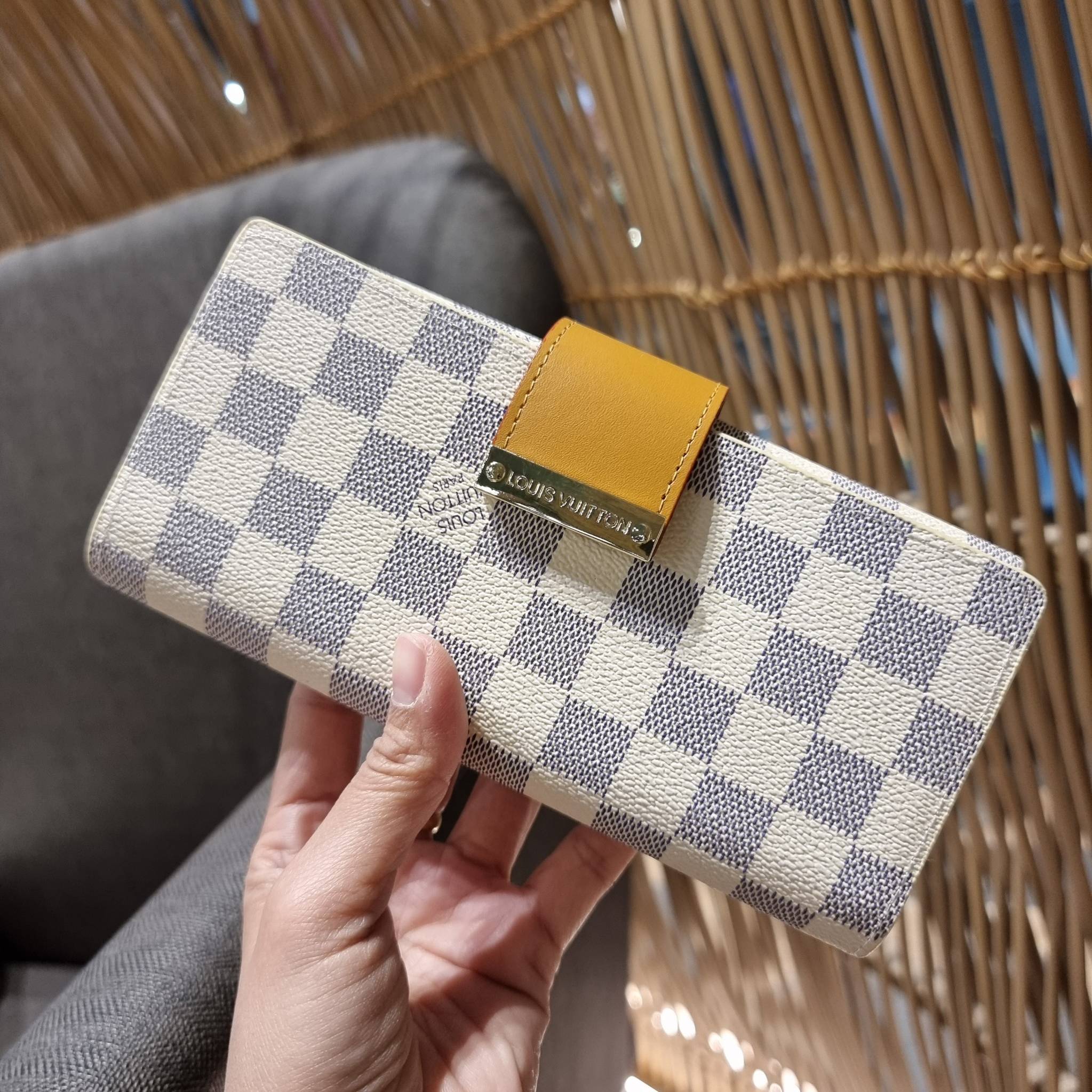 VIP 】ได้เวลาเปลี่ยนกระเป๋าสตางค์รับทรัพย์กันแล้ว!! LV vip wallet กระเป๋าสตางค์พรีเมี่ยมกิ๊ฟ เป็นไอเท็มหายาก ที่สาวๆต้องว้าว!! ใบยาวขนาดกำลังเหมาะมือ ถือแล้วขับผิวทุกสี วัสดุหนังแคนวาส ทนทาน เปิด-ปิดด้วยกระดุม ภายในมีช่องใส่บัตรเยอะมาก แบ่งสัดส่วนสวย ใส่ธน