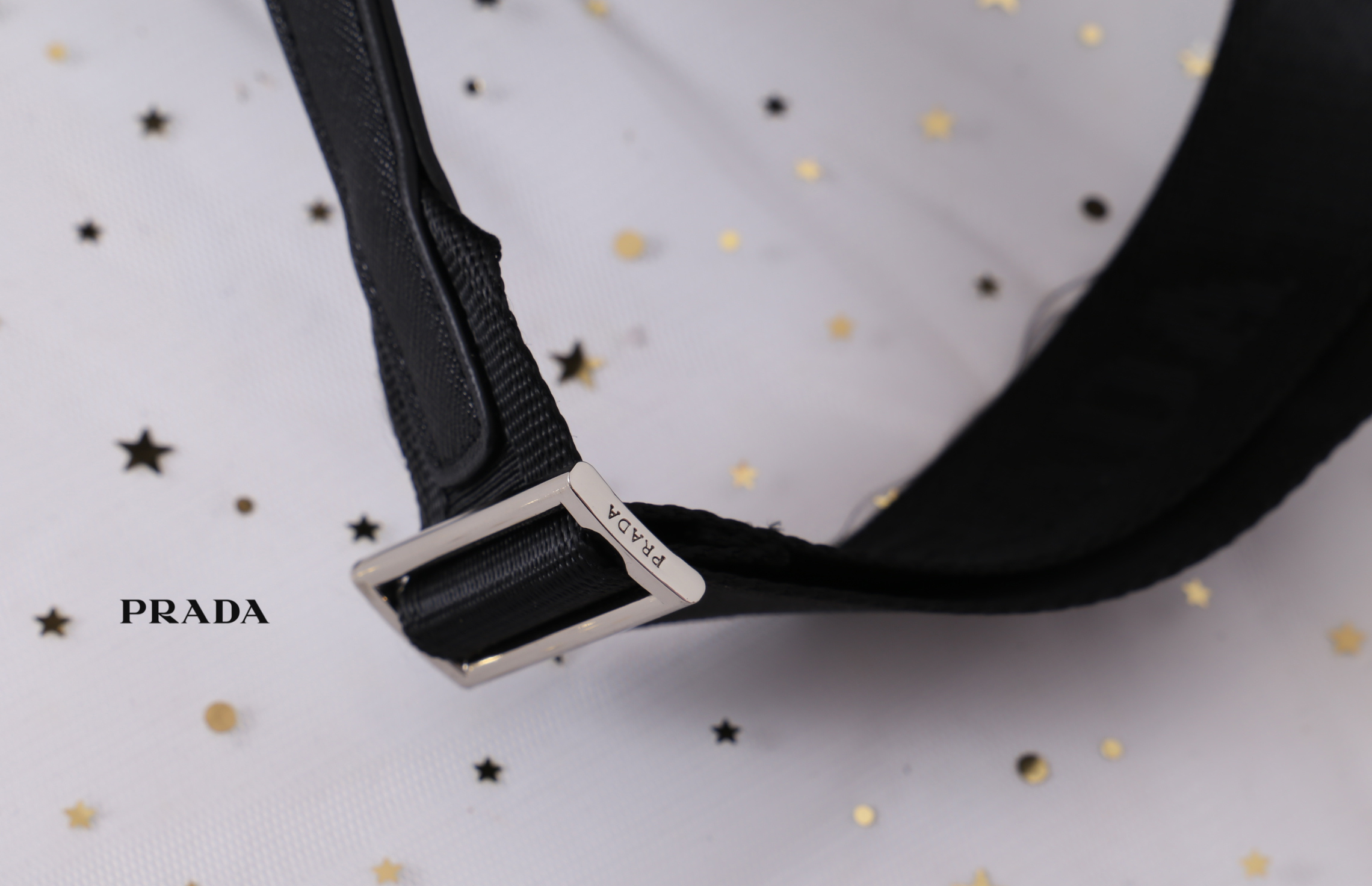 PRADA premium gift Nylon Backpack With Pocket วัสดุผ้าไนล่อนกันน้ำเนื้อหนาอย่างดี ใบนี้ ดีไซต์สวยเก๋ งานดีมากๆ อะไหล่แบรนด์ทุกจุด ใบนี้เก๋ตรงที่ เป็นเป้แบบหูรูด ทรงสวยน่ารัก แถมยังมีเปิดปิดด้วยกระดุมแม่เหล็กและแต่งด้วยเข็มขัดปรับได้ด้วย ด้านหน้ามีกระเป๋าอ