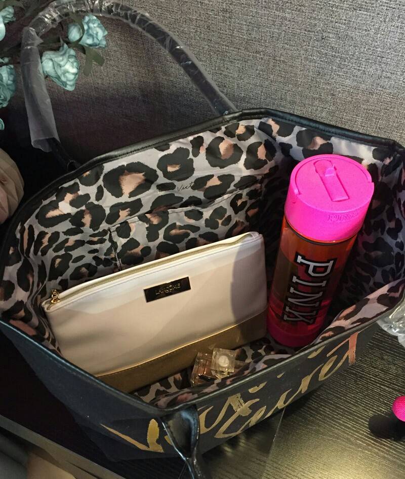 New Arrival! Victoria's Secret Canvas Large Tote Bag♡ กระเป๋าสะพายใบใหญ่ จุของได้คุ้ม! วัสดุทำจากผ้า canvas เต็มใบ ด้านหน้าแต่งโลโก้แบรนด์สีทอง สวยวับ! ด้านในบุผ้าปั้มลายเสือ มีของใส่ของจุกจิกค้า จะถือไปเที่ยวทะเลสักคืนสองคืน ใบนี้เอาอยู่คะ