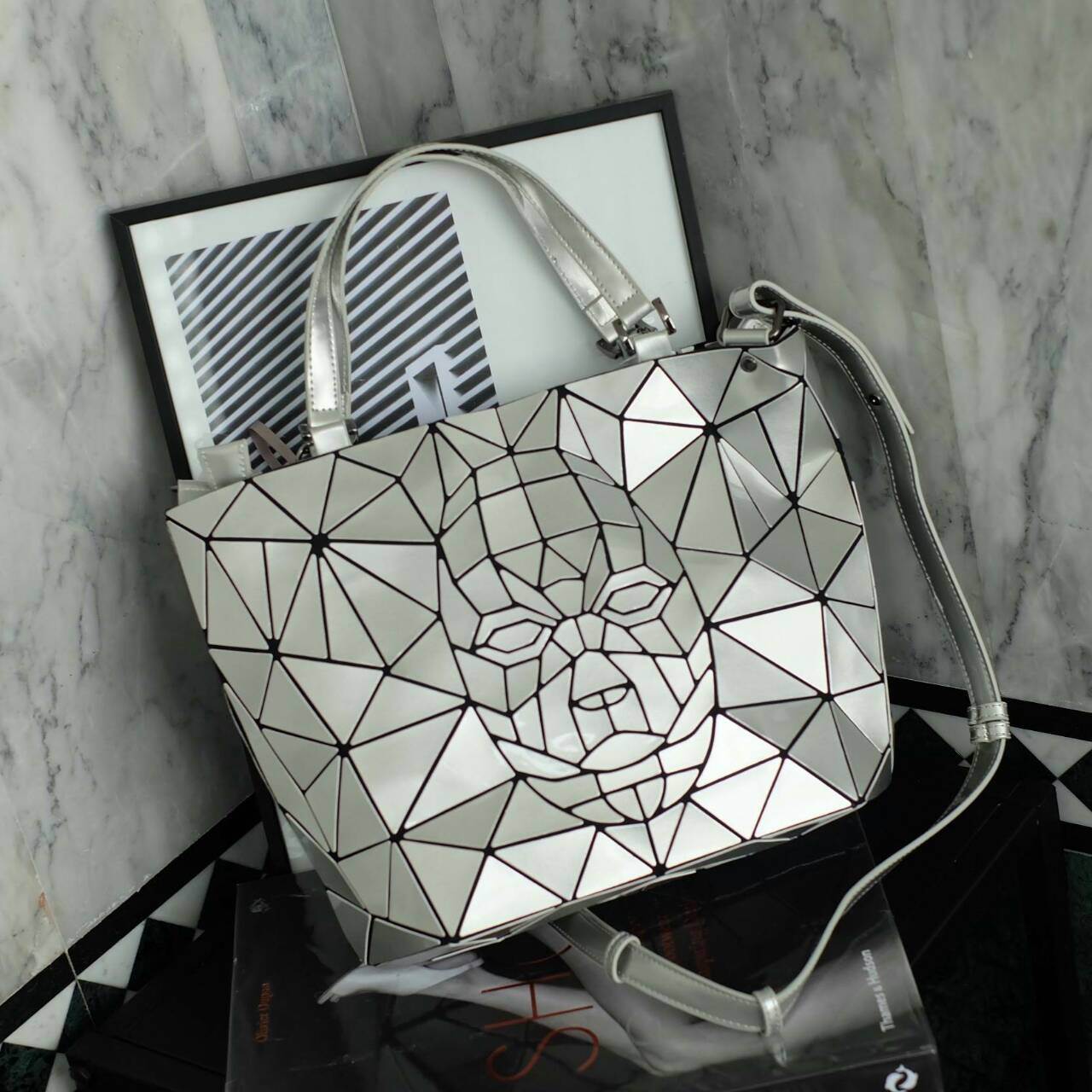 ห้ามพลาดเลยค่า ได้ ลายใหม่ Limited มาจำนวนจำกัด 💕ทรงสุดฮิตจากแบรนด์ David Jones ใบนี้ มาพร้อมกับน้องกระต่ายสีเข้า set กับกระเป๋าคะ กระเป๋า ทรง Tote ตัวกระเป๋าเย็บติด ด้วยแผ่นอคิลิค สุดหรู ดีไซน์เกร๋ **จุดเด่นที่ น้ำหนักเบา สามารถ ถือ หรือ สะพายไหล