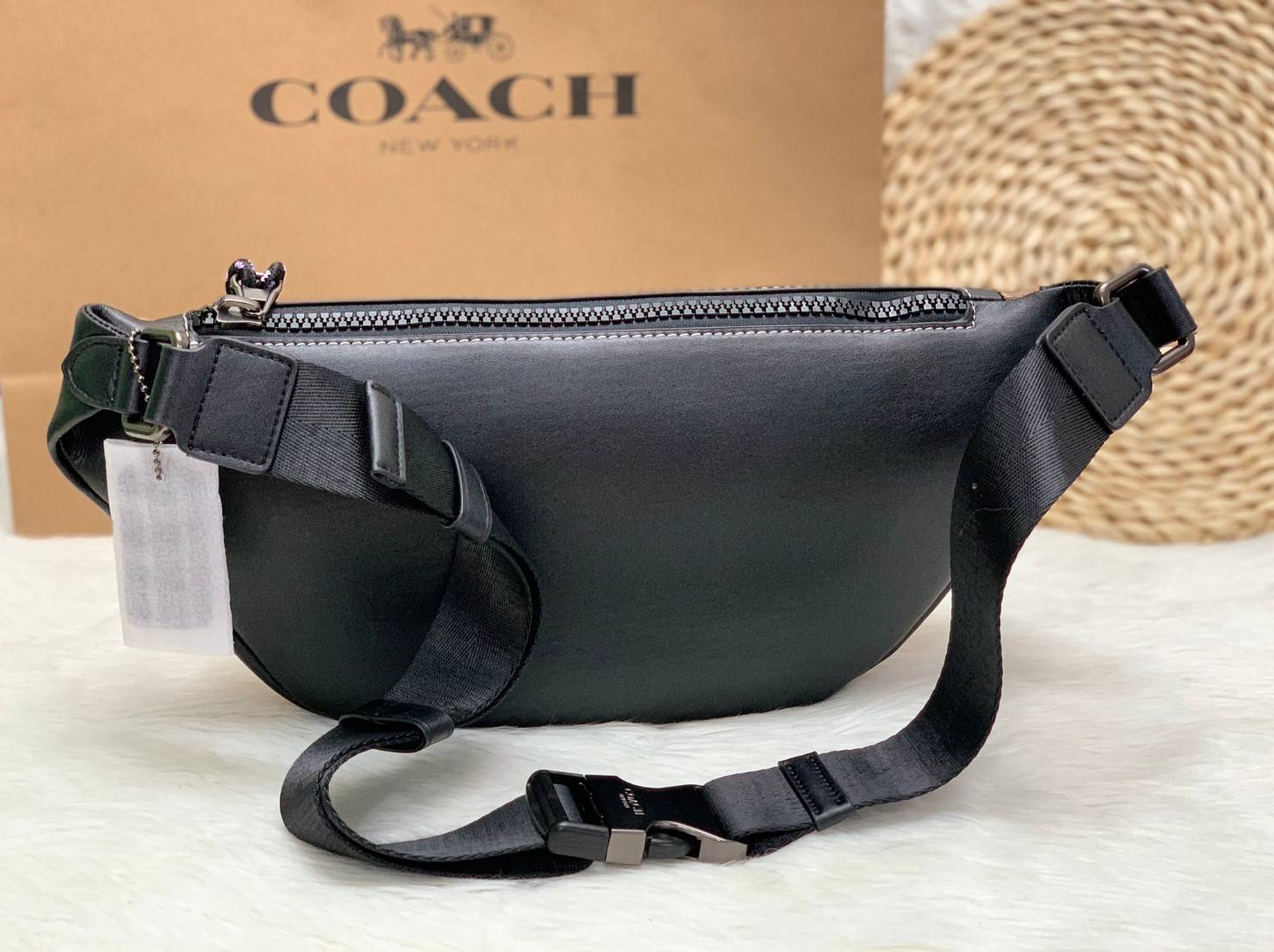 OUTTLET 】COACH Rivington Belt Bag In Signature Canvas With Rexy By Guang Yu (75761) กระเป๋าคาดอก หนังแท้เรียบ นิ่มสวย ด้านหน้าเด่นด้วยลายปริ้นท์เก๋เท่ มากๆค่ะ มีช่องซิปหลักให้2ช่องใส่ของได้จุเลยนะคะ สายคาดเลื่อนปรับแบบฟรีไซด์ค่ะ 📌ใบจริงสวย สะพายวั