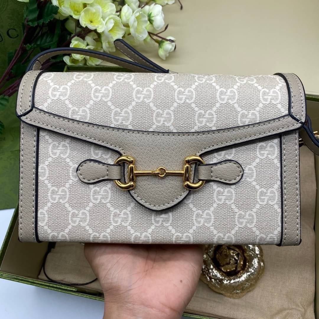 GUCCI HORSEBIT 1955 MINI BAG กระเป๋าสะพาย กระเป๋าใส่โทรศัพท์ ดีไซต์สัญลักษณ์วงแหวนตามแบบฉบับ GG มาพร้อมกล่องแบรนด์และสายสะพายยาวที่สามารถปรับระดับได้ พร้อมส่งให้สะพาย สวยๆ กันแล้ววันนี้ ใบนี้ must have..ค่ะ.!!