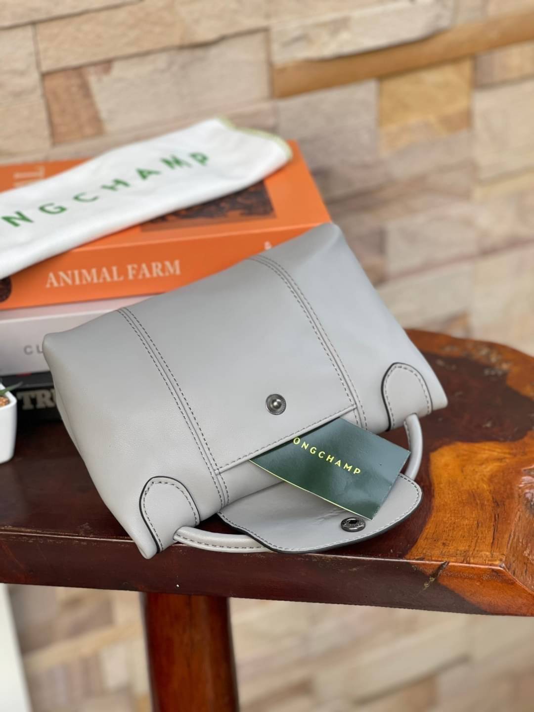 Longchamp Le Pliage Cuir Crossbody Bag อีกหนึ่งคอลเลคชั่น Le Pliage Cuir หนึ่งในตระกูลกระเป๋าสุดไอคอนิกจากแบรนด์ Longchamp และจัดการปรับดีไซน์ให้มีขนาดเล็กลงในทรงcrossbody กะทัดรัดสะพายแล้วคล่องตัว ด้วยดีไซน์ที่ดูเป็นเอกลักษณ์การใช้งานช่องหลักที่ซิปด้านหล