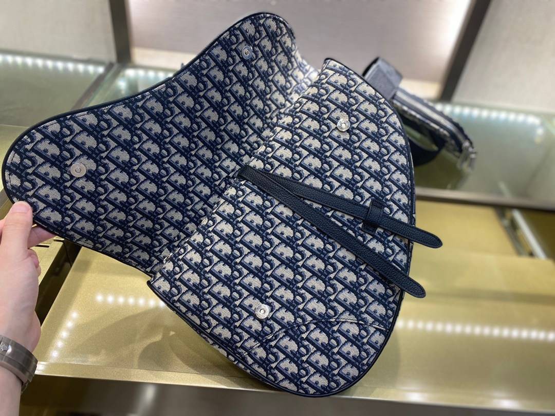 หนังแท้ DIOR MAXI SADDLE BAG Beige and Black Dior Oblique Jacquard พร้อมส่งที่ไทย งานหนังแท้และผ้าแจ็คการ์ดออริจินอล ภาพสินค้าถ่ายจากงานขายจริง ใช้งานต่างประเทศได้