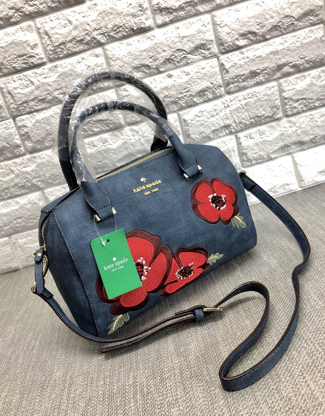 New arrival. Kate spade new york women’s bag 2018 พร้อมส่งรุ่นใหม่ล่าสุด กระเป๋าถือหรือสะพายข้างทรงหมอน มีมาให้เลือกถึง 4 ลาย ด้านหน้าติดโลหะโลโก้แบรนด์ตัวใหญ่ อะไหล่ทอง เปิดปิดกระเป๋าแบบซิป ภายในโล่ง กว้าง ใส่ของจุ มีช่องซิปหนึ่งช่อง ช่องเล็กสองช่อง ด้าน