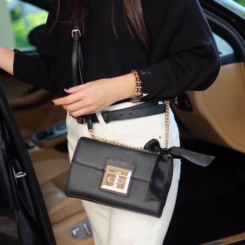 Aldo กระเป๋า สะพาย สวยๆ ขนาดกำลังดี ดีไซน์ หรูหรา ด้านหน้าตัวล็อคทอง Rose gold ดีไซน์สวย เพิ่มความมีสไตล์ให้กับกระเป๋า แถมริ้บบิ้นผูกเพิ่มความน่ารัก (สามารถถอดออกได้) ใบนี้สะพายออกงานสวยเกิดแน่นอนค่ะ รับประกันเลย