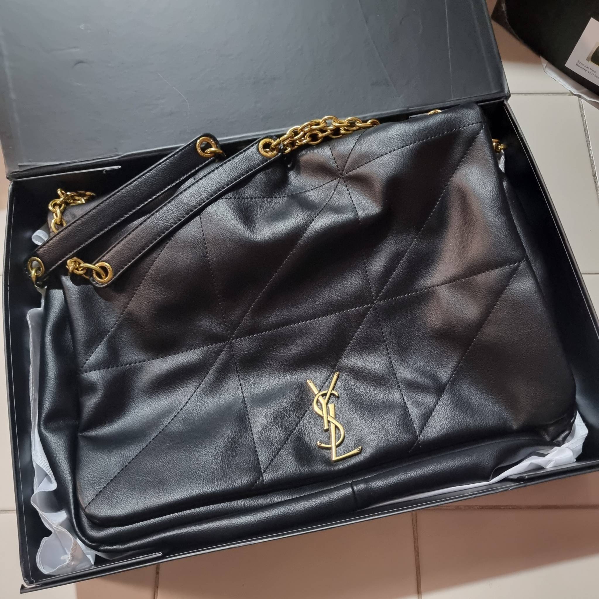 YSL jamie 4.3 in lambskin กระเป๋าสะพายใบใหญ่ เรียบหรู ดูปัง ดูแพง สีดำคลาสสิคตัดกับอะไหล่สีทองได้อย่างลงตัว ครบเครื่องตัวมัม! ดีไซน์ใหม่ 2023 สัมผัสผิวกระเป๋าดูดีมากๆ