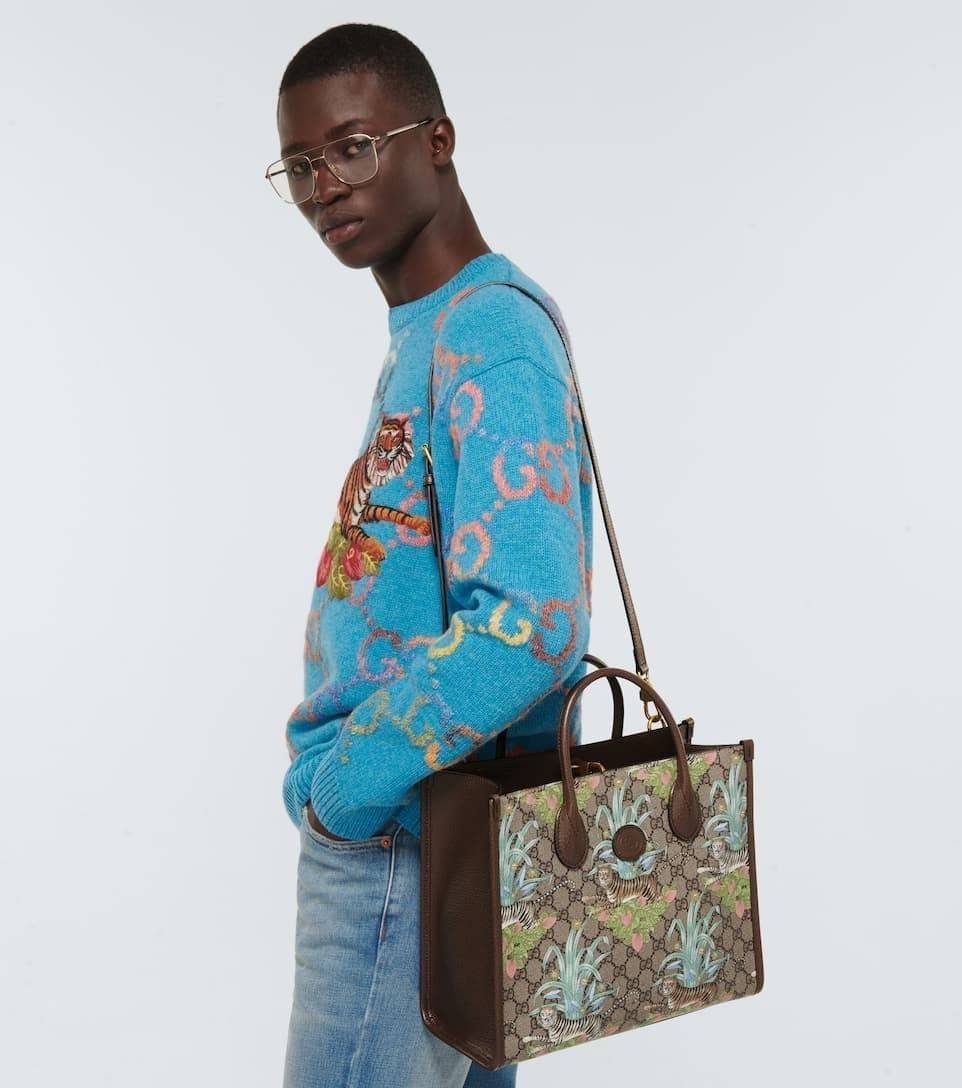 GUCCI Tiger GG small tote bag ใบใหญ่ อีกไอเท็มใหม่ ร้อนแรงไฟลุก!! ต้อนรับปีเสืออย่างเป็นทางการ จัดให้แบบเลิศๆ กับกระเป๋าทรงโท้ท วีไอพีพรีเมี่ยมกิ๊ฟ ไซส์ใหญ่ โดดเด่นด้วยลวดลายไม่ซ้ำใคร สวยเอกลักษณ์ วัสดุหนังแคนวาส ภายในโล่งกว้างมาก ใส่ของแบบแน่นๆ จุๆไปได้เ