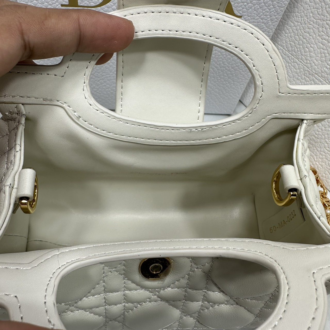 ORI หนังแท้ | Dior Jolie Top Handle Mini Bag กระเป๋าสะพายโจลี่ไซส์มินิหูจับในตัว ดีไซน์หรูหรา โดดเด่นด้วยฝาพับโลหะสีทอง ประดับมุกเรซินสีขาว มาพร้อมสายโซ่มีหนังรองบ่า สะพายไหล่หรือสะพายข้างได้ ทั้งกลางวันและกลางคืน