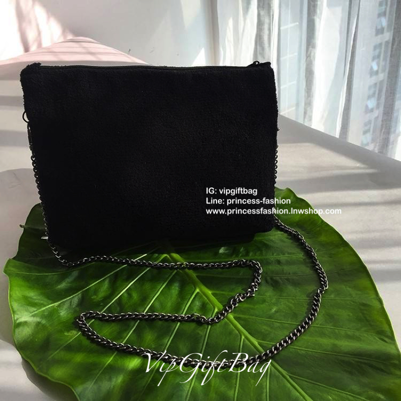 "New Color" Of 2019 Chanel Black Clutch bag งานพรีเมี่ยมกิ้ฟท์จากเคาเตอร์แบรนด์ดัง ของแท้จากแบรนด์ chanel ขนาดกะทัดรัด สะพายพร้อมสายโซ่ อะไหล่เงินรมควัน ผ้าขนสัตว์ฟูนุ่ม ด้านหน้าประดับโลโก้แบรนด์สีขาว ปิดเปิดด้วยซิปที่จับปั้มแบรนด์ ด้านในมีช่องใ