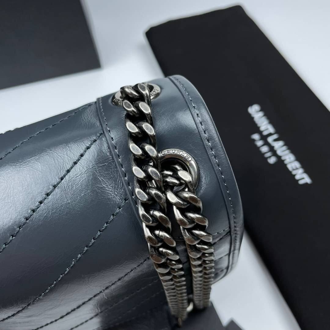 Saint Laurent Niki shoulder bag กระเป๋าสะพายรุ่นโดดเด่นด้วยโครงสร้างทำจากหนังวัว หนังมันเงา นิ่ม งานสวยมากๆ ค่ะ ด้านหน้าประดับโลโก้แบรนด์ และมีช่องสำหรับเก็บของที่หยิบใช้บ่อย ตอบโจทย์การใช้ชีวิตระหว่างวันได้ดีมากๆ สายสพายดีไซน์ได้หลายรูปแบบ แมทกับการแต่งต