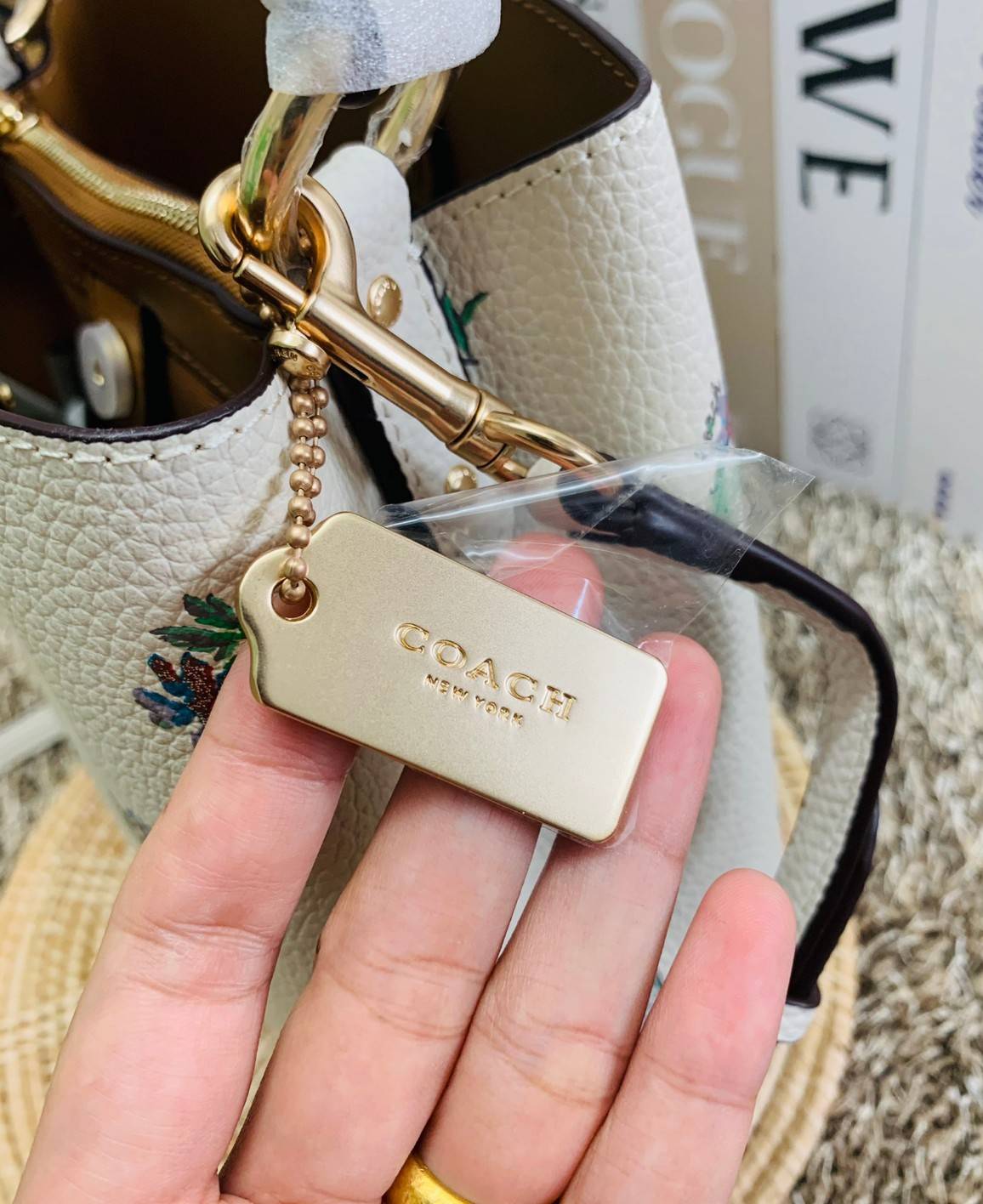 รุ่นฮิต รุ่นขายดี รุ่นที่สาวๆต้องมีค่ะ!! COACH SMALL TOWN BUCKET WITH DANDELION PRINT ((2310)) พร้อมส่งที่ไทยอีกครั้ง ห้ามพลาดค๊าาา😘 กระเป๋าทรงถัง หนังแท้ลายหนังสวยนิ่มอย่างดีค่ะ!