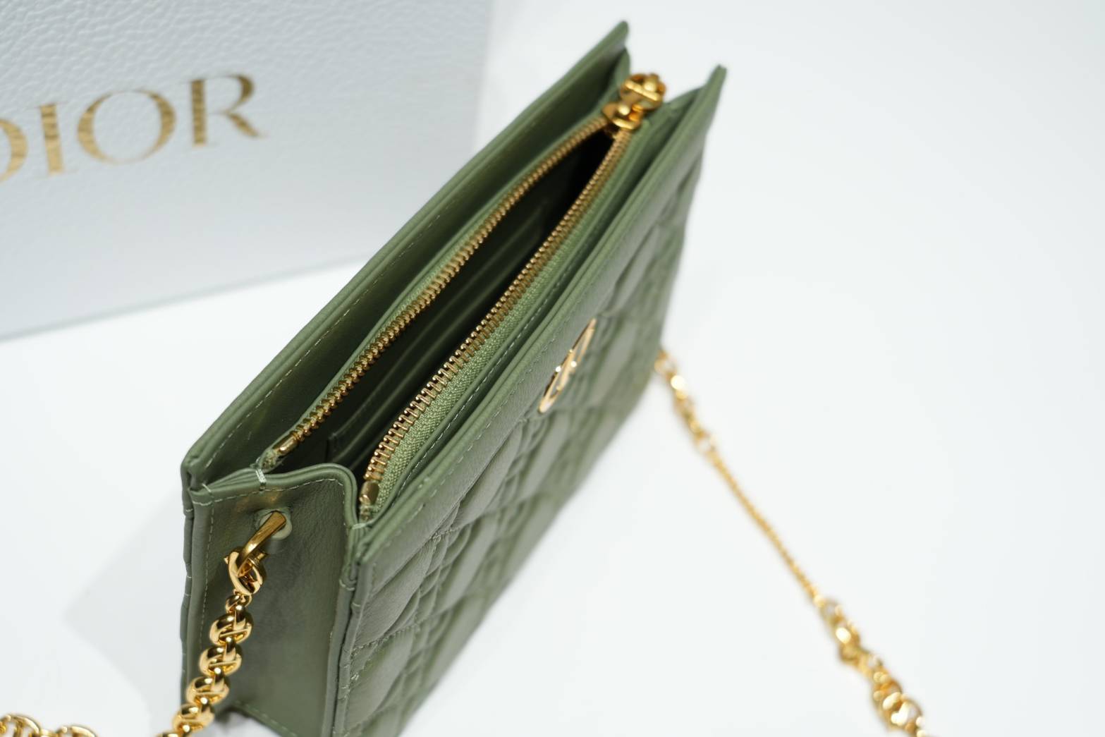 Caro Every Dior Pouch / Dior Clutch Bag Cloud Supple Cannage Leather กระเป๋าทรงคลัชพอช หนังแท้ ทรงเสนห์ผสมผสานดีไซน์ทันสมัยและใช้งานง่ายได้จริงหลายโอกาส เกรดท็อปออริ เทียบแท้ 1:1 ใช้งานต่างประเทศ