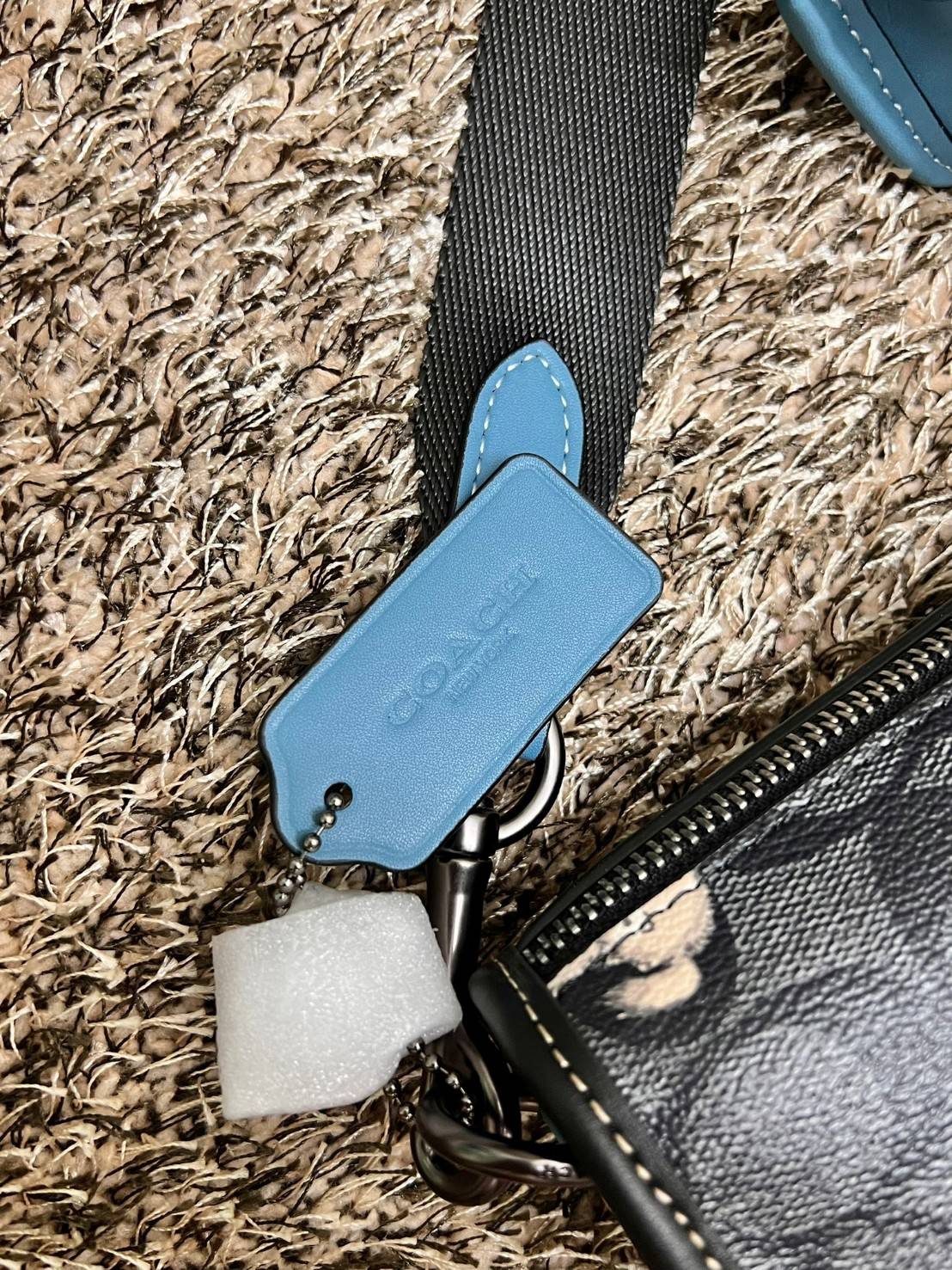 Coach Heritage Convertible Crossbody In Signature Canvas With Creature Print ((cc131)) 🐶 น่ารักขนาดนี้ ห้ามใจไม่ไหวเลยจ้า พร้อมส่ง! ยังไม่เข้าไทย ใหม่ก่อนใครค่ะ! หญิงก็ได้ชายก็ดี สำหรับรุ่นนี้ หนังแท้นิ่ม((หนังไม่แข็งทื่อๆ)) 🌟ทั้งใบปริ้นลา