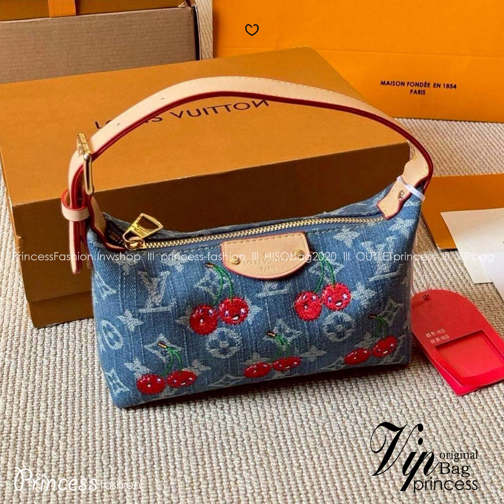 LV Hills Pochette Monogram cherry denim 20cm กระเป๋าถือดีไซน์สวยอัพลุคไฮน์ ถือหรือคล้องไหล่ได้สวยและโดดเด่นมีชีวิตชีวา ด้วยเดนิมวินเทจปักลายเชอร์รี่สีสันสดใสสะดุดตาสะท้อนสไตล์ไอคอนิก