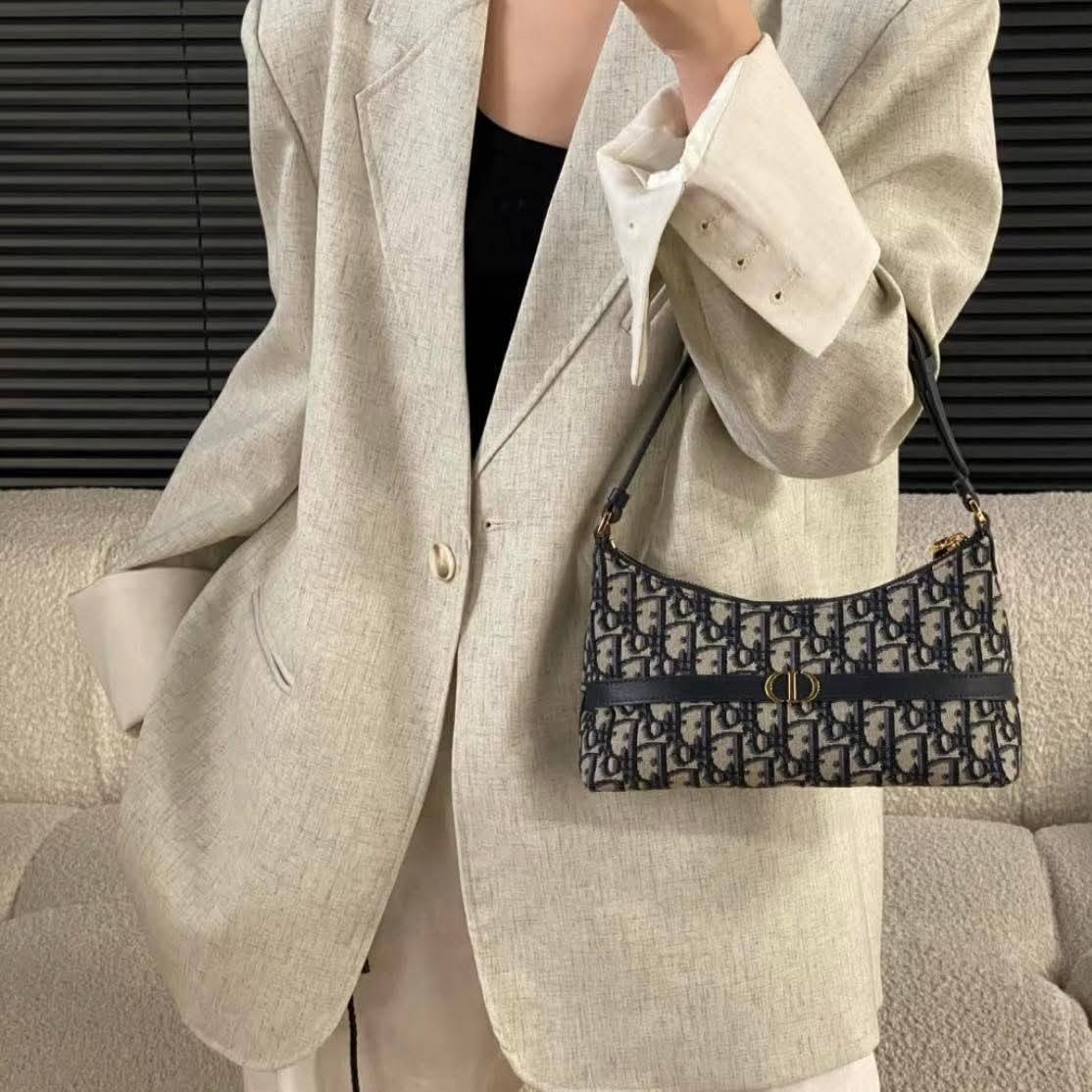 DIOR 30 MONTAIGNE CIGALE MINI BAG ใหม่ล่าสุด กับกระเป๋าสะพายโฮโบมินิไซส์ ที่ไม่ได้เล็กอย่างที่คิด เพราะใบนี้สามารถใส่ของสำคัญได้ครบ ดีไซน์สวยคลาสสิค เรียบแต่โก้ น้อยแต่หรูหรา ใช้งานด้วยซิปรูดใช้งานง่าย