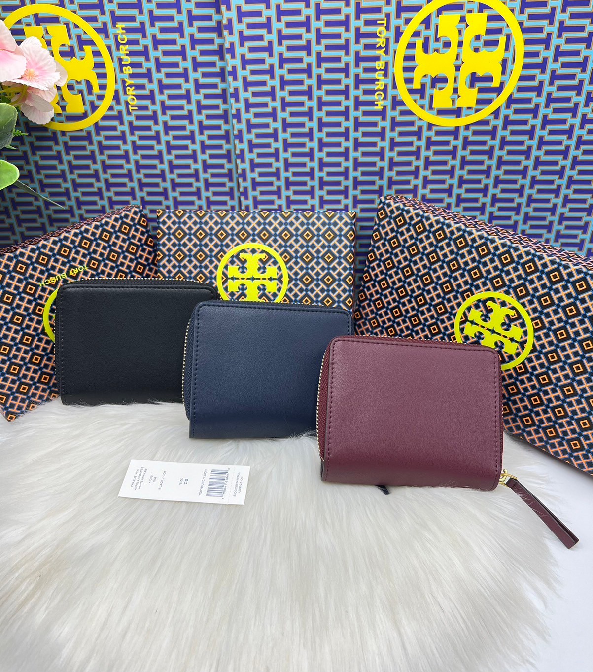Tory Burch Charlie Mini Bi-fold Leather Wallet / Tory Wallet พร้อมส่ง กระเป๋าสตางค์ใบสั้น รุ่นใหม่ขายดี หรูหราทุกสี ดีไซน์คลาสสิค ขนาดกำลังพอเหมาะ โดดเด่นด้วยโลโก้