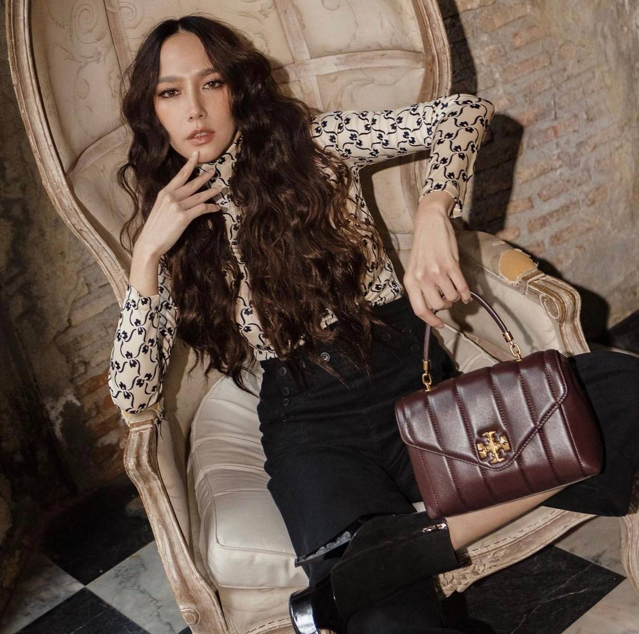 TORY BURCH KIRA QUILTED SMALL BAG พร้อมส่งที่ไทย ไม่ผิดหวังแน่นอนค่ะ! กระเป๋าหิ้วหรือสะพายข้างได้ วัสดุหนังแกะแท้ทั้งใบ ((หนังแกะจะมีคุณภาพดีเงานิ่มและแพงกว่าหนังวัวจ้า)) หนังนิ่มสวยงามมากๆค่ะ เปิดปิดกระเป๋าแบบหมุนล็อคแบบโลโก้แบรนด์ ใช้อะไหล่คลาสสิคดูหรูเ