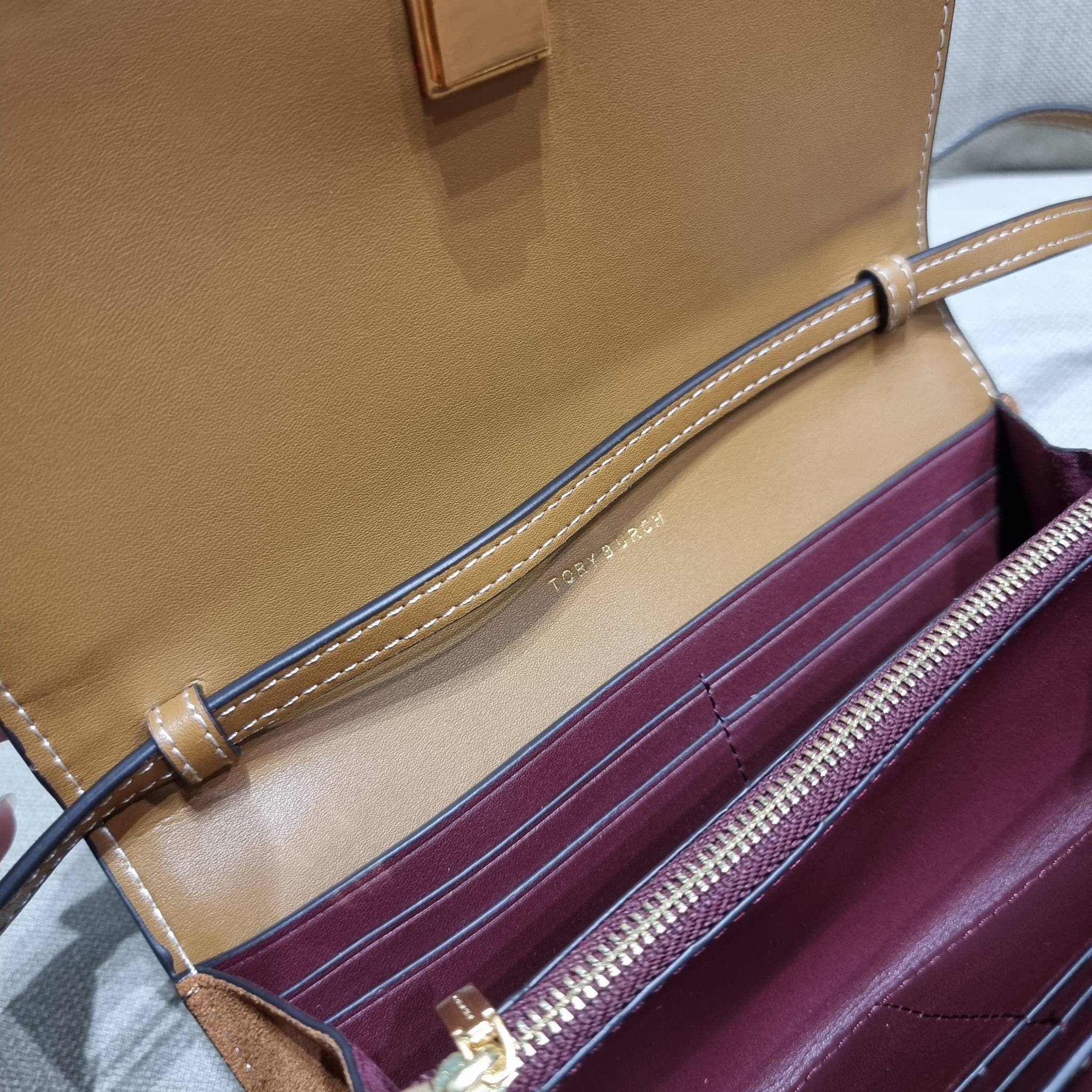 TORY BURCH T MONOGRAM JACQUARD CROSSBODY WALLET best seller ของคอลเลคชั่นนี้ ต้องไม่พลาด กับกระเป๋าสะพายกึ่งกระเป๋าสตางค์ ที่ช่วยให้ชีวิตง่ายขึ้น วัสดุผ้า jacquard ตัดสลับหนังแท้ เปิด-ปิดแบบฝาปิดแม่เหล็ก ภายในใส่ธนบัตรได้ มีช่องใส่บัตร และยังมีช่องซิปอีกด