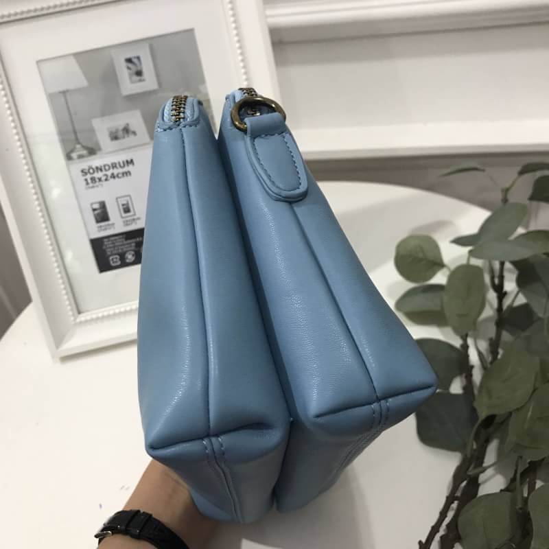 Cath Kidston soft leather crossbody bag ใหม่ล่าสุดจากแบรนด์ Cath Kidston ค่ะ กระเป๋าสะพายข้างหนังนุ่ม สีหวานโทนพาสเทล รุ่นนี้ขนาดกำลังดีค่ะ ตัวกระเป๋าแบ่งออกเป็นสองสัดส่วน สามารถจัดระเบียบของได้ดีค่ะ ภายในบุผ้าลายดอกไม้ตามสไตล์ของแบรนด์นี้ค่ะ รุ่นนี้มีสาย