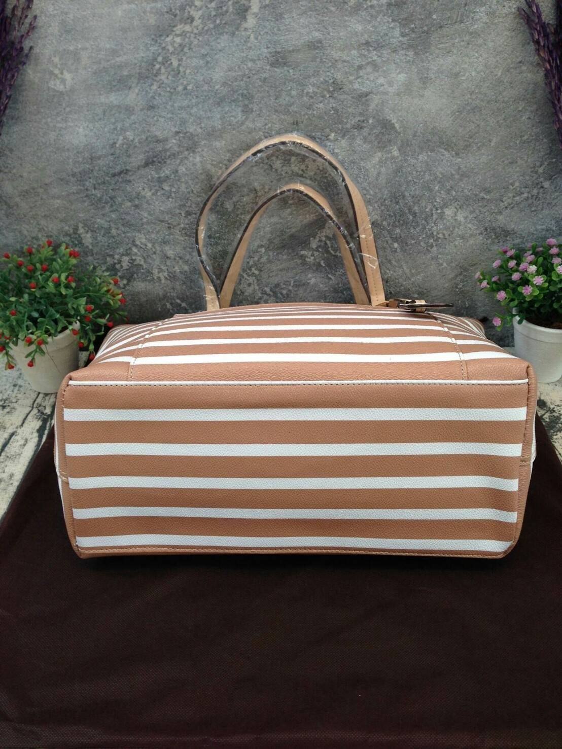KATE SPADE HYDE LANE STRIPED RILEY LEATHER TOTE BAG กระเป๋าสะพายทรง Tote Bag หนังสวยอยู่ทรง โดดเด่นที่สีทูโทนลายทางห้อยโลโก้ TAGcที่หูกระเป๋า ด้านหน้าประดับโลโก้ มี1ช่องใส่ของ ภายในมีช่องซิป และช่องใส่มือถือ กว้างและจุ ใส่ ipad notebook เอกสาร A4 กระเป๋าส