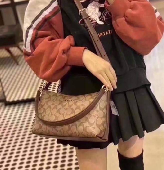 COACH LEWIS SHOULDER BAG IN SIGNATURE CANVAS (COACH F85696)🌺พอชใบใหญ่ ใส่ของได้จุใจ มีสายให้ 2 สาย อะไหล่สีทอง หรูหรา คลาสสิค สายยาวถอดได้ ปรับได้ ช่องด้านใน กว้างมากๆ ใช้ได้ทุกโอกาสจริงๆ แนะนำ ไม่ควรพลาดจ้า