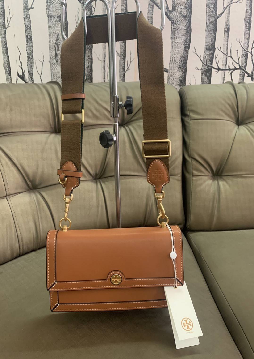Tory Burch T Monogram Leather Shoulder Bag คอลเลคชั่น T Monogram ที่คงความเรียบหรูด้วยวัสดุหนังวัวแท้ รูปทรงโดดเด่น หรูหรา น่าจับจอง