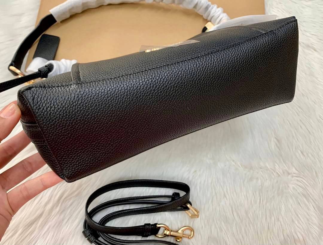 COACH SMALL MARLON SHOULDER BAG ((1600//1597)) 🌈พร้อมส่งที่ไทยอีกครั้ง ตามคำเรียกร้อง ห้ามพลาด! กระเป๋าหิ้ว//คล้องไหล่//สะพายข้างได้ หนังแท้ ทรงสวยมากค่ะ ด้านหน้ามีช่องซิปซ่อนแบบหนังห้อยให้2ช่อง ใส่ของจุกจิกค่ะ เปิดปิดกระเป๋าแบบซิป ภายในกว้างใส่ขอ