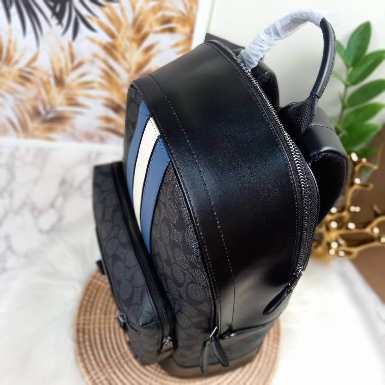 COACH WEST BACKPACK IN SIGNATURE CANVAS WITH VARSITY STRIPE (COACH 3001)😎กระเป๋าเป้ กระเป๋าสะพาย รุ่นหายาก ที่มีมาไม่บ่อย// วัสดุแคนวาส ผสมหนังแท้ หนังนิ่ม ทรงสวย จุของได้เยอะ ลาย SIGNATURE โดดเด่น ดูดีม๊าก!!// มีช่องหลัก แยกเป็น 2 ช่อง สามารถแยกเ