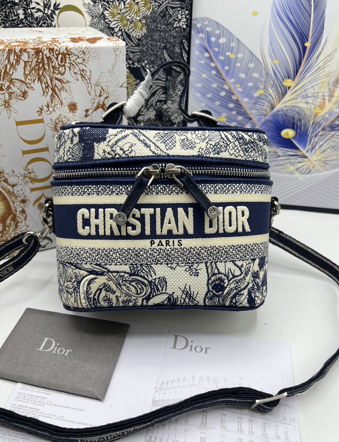 18cm Small DiorTravel Vanity Case กระเป๋าใส่เครื่องสำอาง มาพร้อมกับลวดลาย Oblique ปักอย่างประณีตและประดับด้วยสัญลักษณ์ Christian Dior Paris มาพร้อมสายสะพายและหูจับในตัว ปรับเปลี่ยนใช้งานได้ตามสไตล์