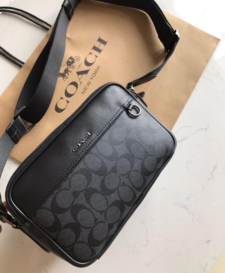 COACH GRAHAM CROSSBODY IN SIGNATURE CANVAS (COACH C4149) กระเป๋าครอสบอดี้รุ่นยอดฮิตสำหรับหนุ่มๆ ที่สาวๆก็ใช้ได้!! รูปทรงดีไซน์คลาสสิค ใช้งานสะดวก วัสดุหนังแคนวาสเคลือบลาย เปิด-ปิดด้วยซิป ภายในเป็นช่องโล่ง ใส่ของสำคัญได้ครบ สายสะพายปรับได้ตามตัว มีมาให้ช้อ