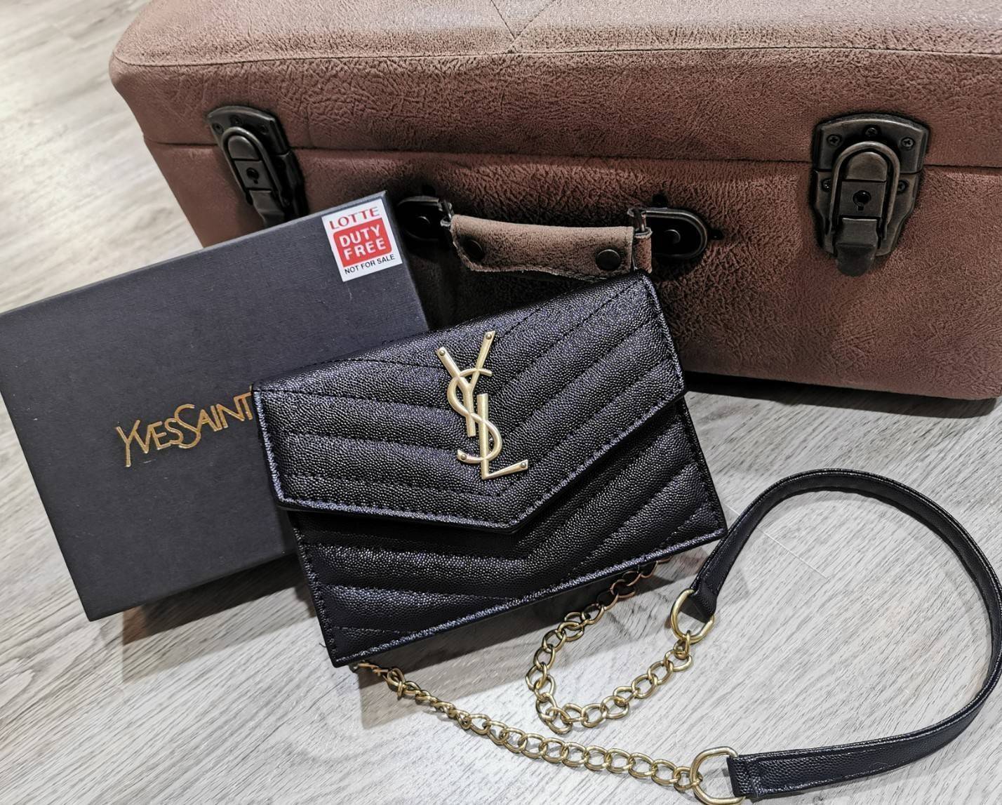 VIP 】YVES SAINT LAURENT YSL BAG VIP GIFT WITH PURCHASE GWP พรีเมี่ยมกิ้ฟ Limited จาก YSL DUTY FREE COUNTER ดีไซน์ทรงสี่เหลี่ยมหนังคาร์เวียขึ้นลายริ้วสวยอยู่ทรงเปิดปิดด้วยฝาปิด Envelop กระดุมแม่เหล็กด้านหน้าประดับโลโก้แบรนด์อะไหล่ทอง ภายในโล่งสามารถใส่มือถ