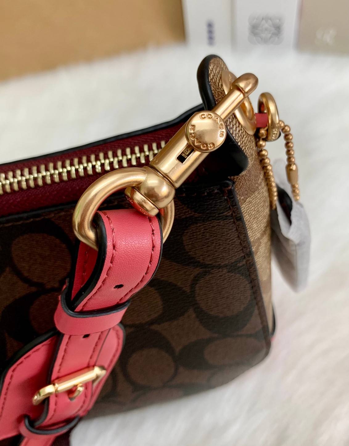 สีเข้าใหม่ สวยมากจริงค่ะ!! COACH JES BAGETTE IN BLOCKED SIGNAATURE ((C6825)) 📌พร้อมส่งที่ไทย สินค้าเข้าใหม่ลาสุดค่ะ! กระเป๋าสะพายครอสบอดี้ร์ หนังแท้ น้ำหนักเบา ทรงสวย 🔺ตัวกระเป๋าเป็นหนังลายC สลับสีได้ลงตัวสวยงาม โดดเด่น น่าใช้มากๆค่ะ!