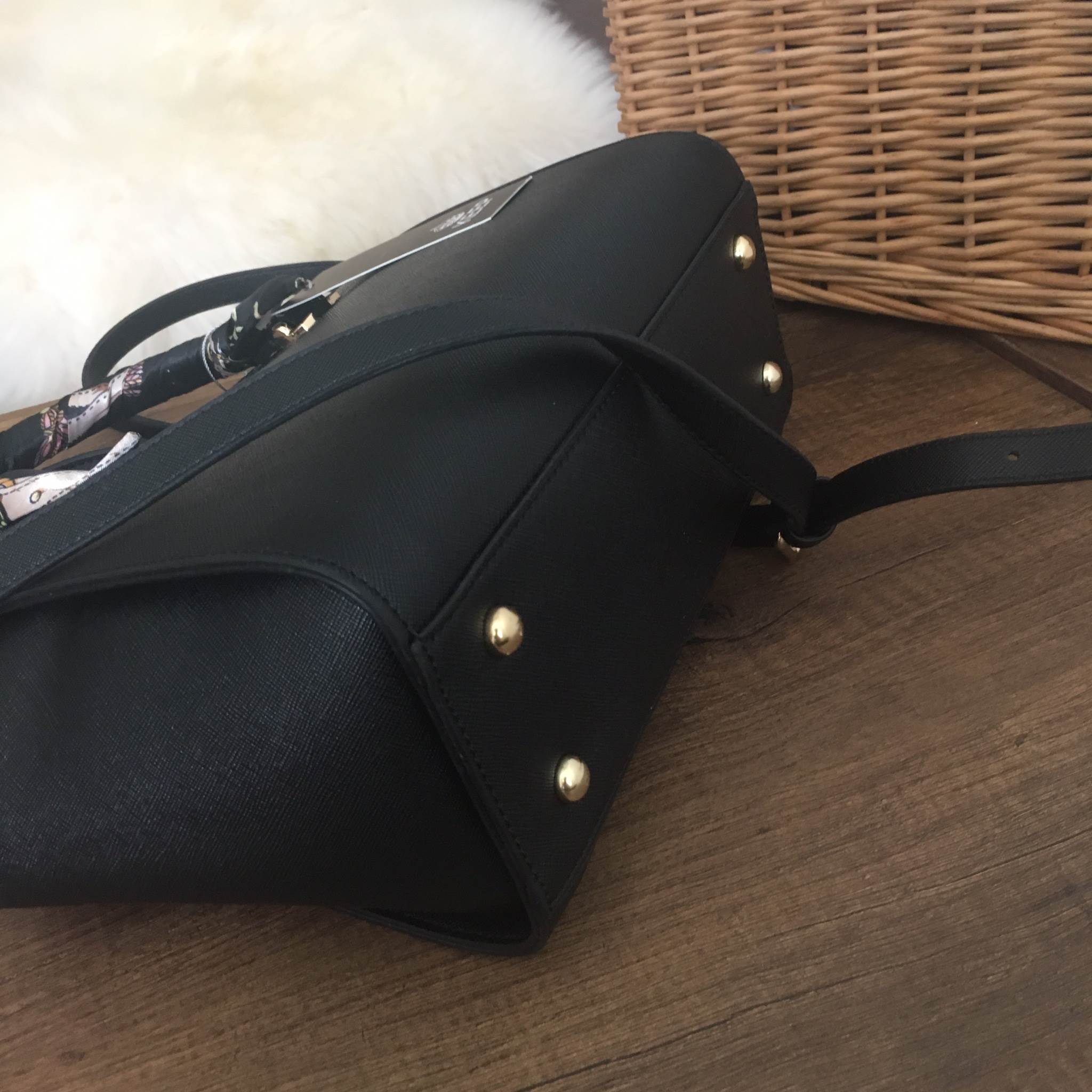 รุ่นใหม่ล่าสุด หนัง saffiano สวยมากๆค่า รุ่น KEEP Infinite office bag สวย น่ารัก ขนาดตอบทุกโจทย์การใช้งาน เห็นแล้ว หลงรักเลยคะ 🌲ตัวกระเป๋าขนาดกำลังดีหนังsaffiano ลายสวยที่สำคัญ ดูแลรักษาง่าย ประดับด้วยผ้าพันหูกระเป๋ารุ่นพิเศษ ทำให้กระเป๋าเก๋ ขึ้น 