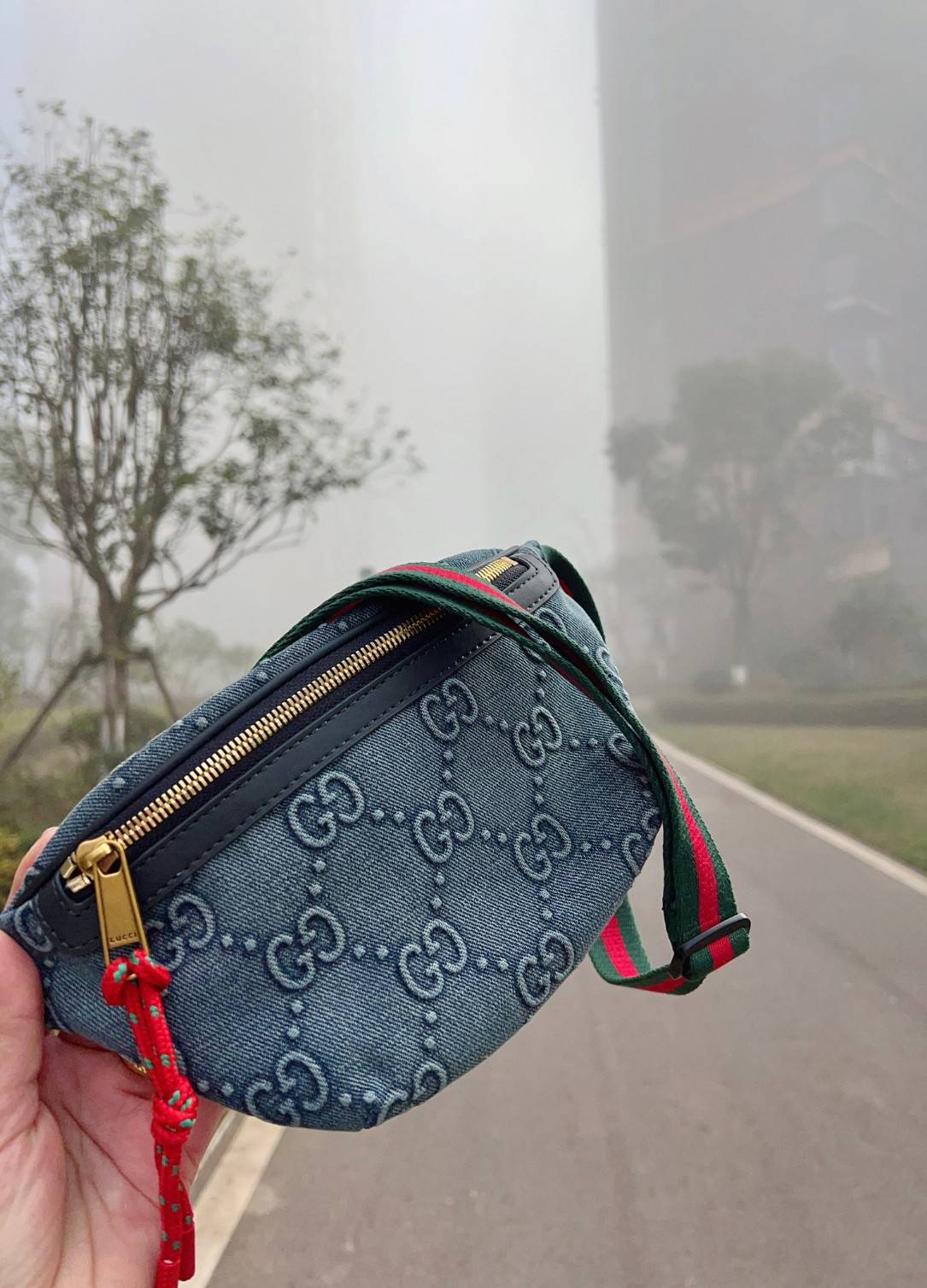 GUCCI GG DENIM BELT BAG ล่าสุดสวยมากๆ รุ่นนี้ใช้ได้ทั้งชายหญิง วัสดุเดนิมอย่างดีลายGแบบ3Dสวยมากๆค่ะ อะไหล่ซิปทองห้อยเชือกสีแดงโดดเด่น ซื้อใช้คู่กับแฟนยิ่งสวยค่าา
