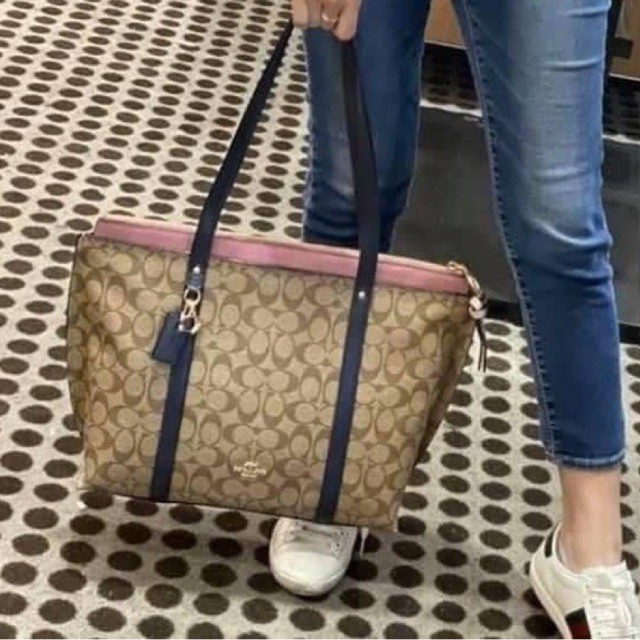 COACH 2319 MAY TOTE IN COLORBLOCK SIGNATURE CANVAS กระเป๋าโท้ท ดีไซน์ใหม่ล่าสุด!! 💕💕 เก๋ตรงปากกระเป๋า คล้ายกระเป๋าซ้อนในตัว สีตัดกับตัวกระเป๋าได้อย่างลงตัว ทรงสวย ใบใหญ่ใส่ของได้เยอะ เปิด-ปิดด้วยซิป รูดใช้งานง่าย ภายในโล่งกว้าง ด้านหลังมีช