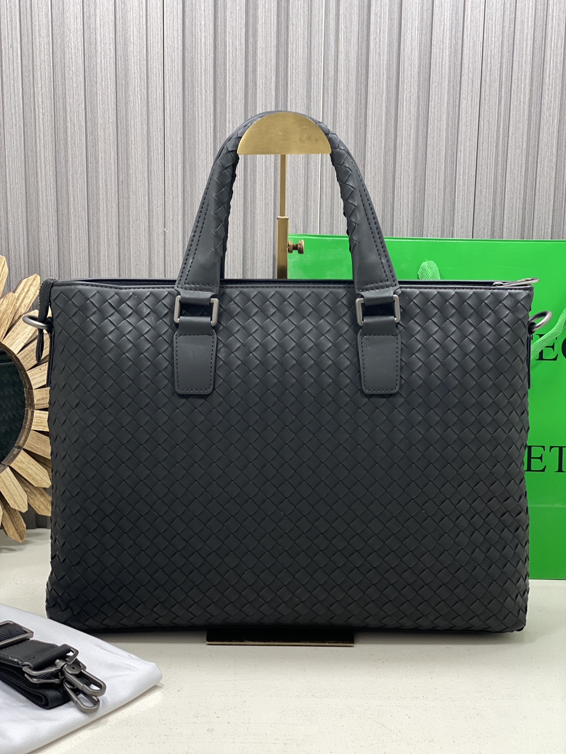 ORI หนังแท้ | Bottega Veneta Getaway Briefcase / Bottega Messenger Bag กระเป๋าใส่เอกสาร กระเป๋าทรงแมสเซ็นเจอร์ สวยเรียบหรูคลาสสิกเป็นเอกลักษณ์ โดดเด่นด้วยงานสานตาราง ดีไซน์เรียบง่าย แต่ดูแพง