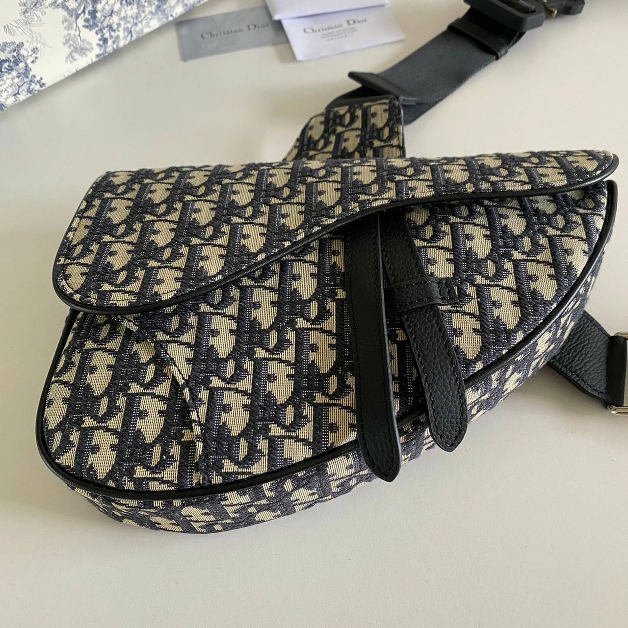 VIP 】𝐂𝐇𝐑𝐈𝐒𝐓𝐈𝐀𝐍 𝐃𝐈𝐎𝐑 SADDLE BAG Black Dior Oblique Jacquard พร้อมส่งที่ไทย 2 สีสุดคลาสสิก กระเป๋าสะพายข้าง สายปรับขนาดได้ จุของได้เยอะ ใช้ได้ทั้งหญิงชาย