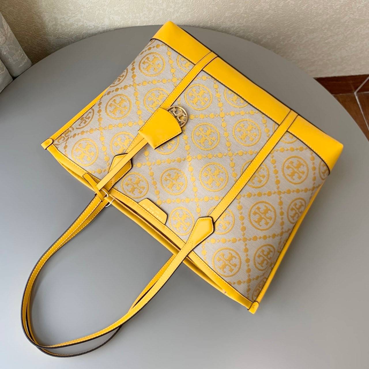 ของแท้ 💯% TORY BURCH PERRY T MONOGRAM TRIPLE-COMPARTMENT TOTE กระเป๋าสะพายทรง SHOPPING BAG ผ้าแคสวาสมปักลายสัญลักษณ์แบรนด์ สวยหรูอยู่ทรง ด้านหน้าปักโลฟดก้ลงบนหนังแท้ ภายในมีข่องใหญ่3ช่อง เป็นช่องซิปและช่องข้างขนาบ2ช่อง กว้างและจุของได้เยอะมาก