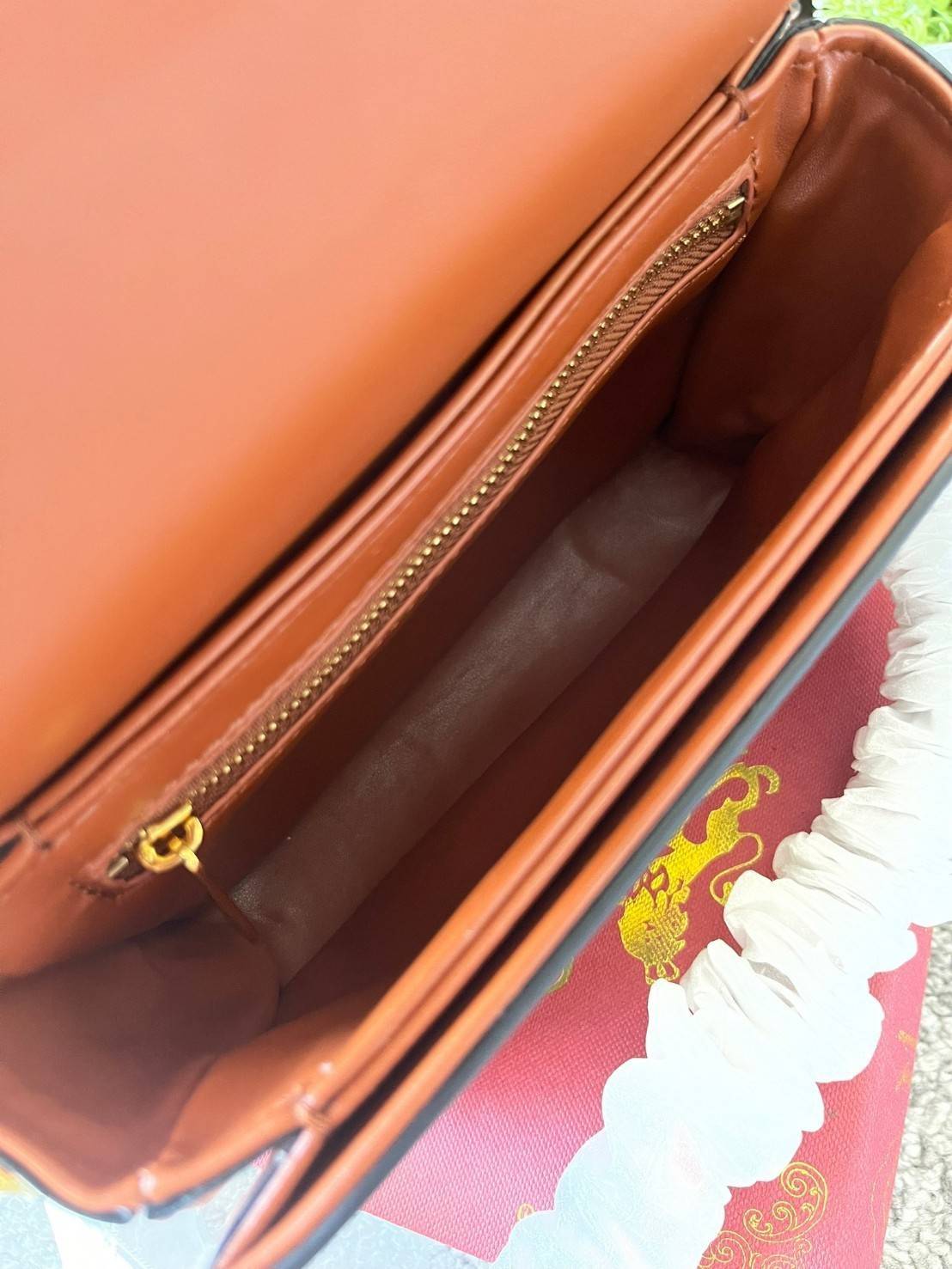 VIP 】Celine TEEN MEDIUM TRIOMPHE BAG IN TRIOMPHE CANVAS สาวๆที่กำลังมองหากระเป๋าน่ารักเอาไว้ใช้ในวันสบาย ๆ แต่ไม่รู้เลือกกระเป๋า Celine รุ่นไหนดี แนะนำรุ่นนี้เลยคะ เป็นกระเป๋าสะพายข้างขนาดกำลังดี สวยแบบคลาสสิก หรูหราด้วยแคนวาสเคลือบลาย Triomphe อีกทั้งยัง