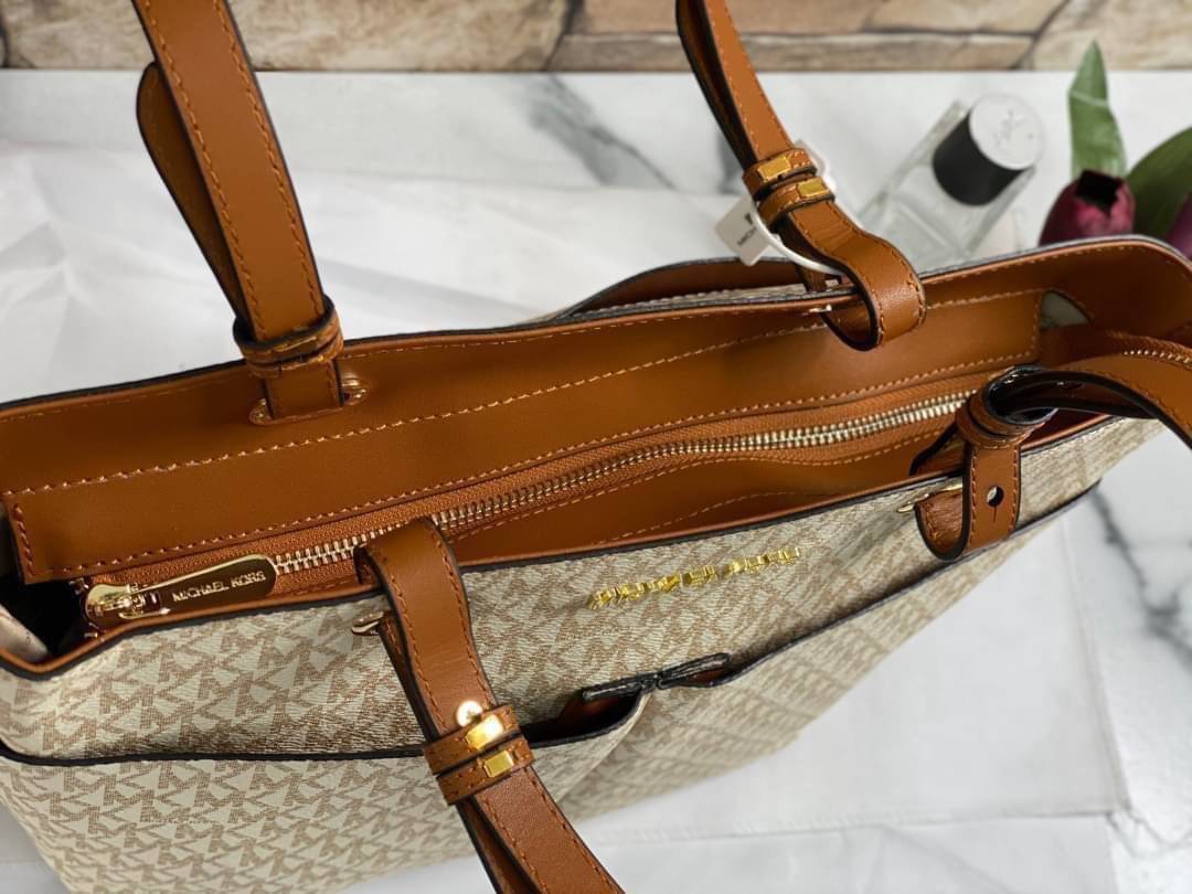 MICHAEL KORS TOTE BAG กระเป๋าสะพายไหล่ทรง Tote ใบใหญ่กำลังดีหนัง Saffiano สวยหรูอยู่ทรง ด้านหน้าประดับโลโก้สีทองสวย และมีช่องใส่2 ช่อง พร้อมอะไหล่ห้อยแบรนด์ ภายในมี 2 ช่องหลัก 1 ช่องซิปกลาง และช่องเล็ก ใส่ของจุกจิก กว้างและจุ ใส่ ipad เอกสาร A4 กระเป๋าสตา