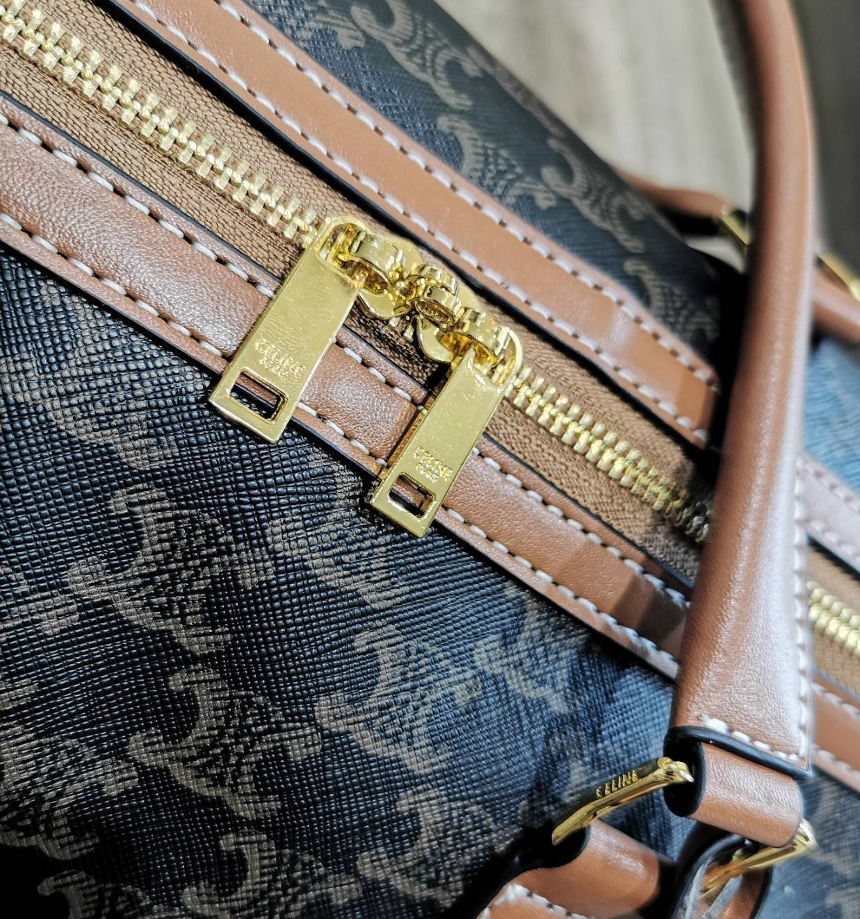 CELINE TRIOMPHE CANVAS BOSTON TRAVEL BAG VIP GIFT WITH PURCHASE (GWP) Limited Edition จาก CELINE PERFUME DUTYFREE วัสดุ TRIOMPHE CANVAS ใบใหญ่จุสัมภาระได้เยอะสุดๆหนังขึ้นลาย Signature สวยหรูสุดคลาสสิค ดีไซน์ไม่มีเอ้าท์ เปิดปิดด้วยซิปแบรนด์พร้อม Tag ห้อยแม