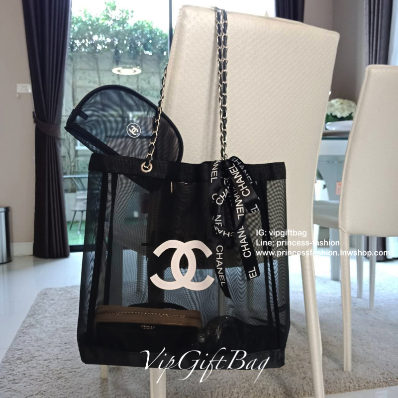 สีเงินสุดหรู **ถึงไทยแล้วค่ะ ---- ซื้อ1ได้ถึง2 !!! ---- Chanel Shopping Ribbin bag Chain With + Cosmetic Pouch กระเป๋าสะพายใบใหญ่ทรง Shopping พร้อมกระเป๋าใส่เครื่องสำอางค์ ใบเล็ก จากงานพรีเมี่ยมกิ้ฟของแท้นำเข้าจาก Chanel Perfume Counter ใบใหญ่วัสดุ Nylon 