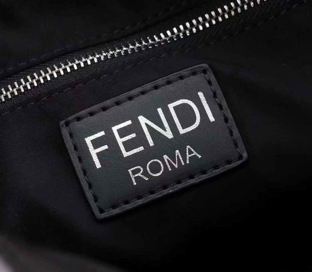FENDI Ff-Print Coated-Canvas And Leather Cross-Body Bag เกรดออริจินอล FENDI Messenger Bag กระเป๋าสะพายข้าง ให้หนุ่มๆได้ตัวตึงกันไปเลยจ้า กับกระเป๋าสะพายทรงแมสเซ็นเจอร์ รุ่นหายาก ดีไซน์เรียบหรู สะดวกใช้ที่สุด ภายในโล่งกว้าง สายสะพายถอดได้ ปรับใช้ตามสะดวก ใ