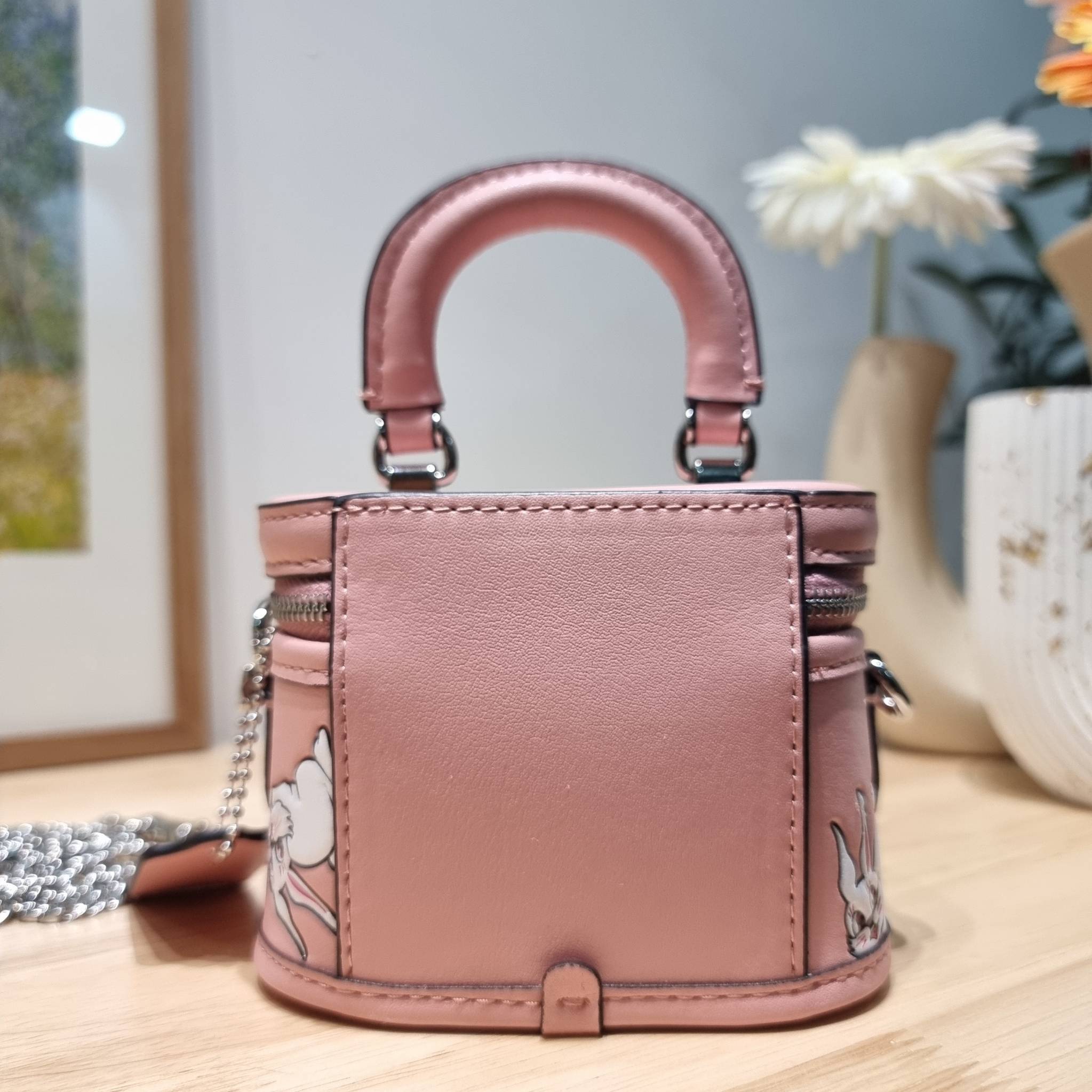 COACH TRAIL CROSSBODY 12 WITH RABBIT PRINT CN596 พร้อมส่ง กระเป๋าสะพายทรงกล่องทรงโค้ง น่ารักสุดฮิต โดดเด่นด้วยน้องกระต่าย และอะไหล่ตัวซีที่หัวซิป ใช้งานสะดวก