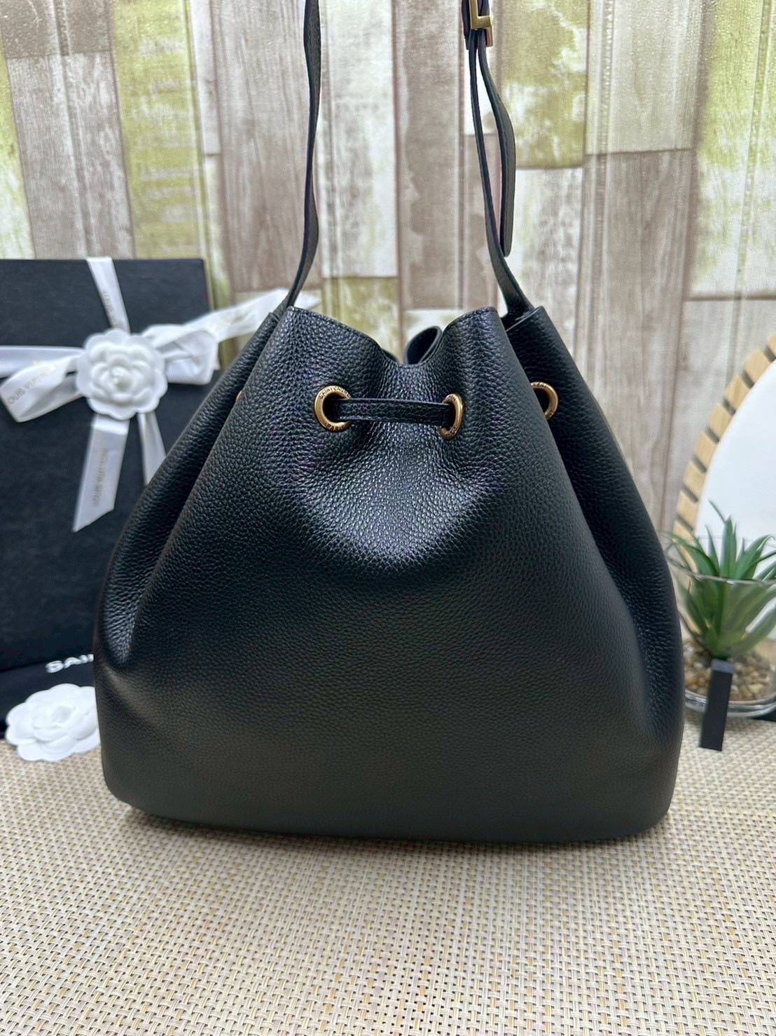 ORI หนังแท้ | YSL PARIS VII small hobo in grained leather / YSL Bucket Bag กระเป๋าสะพายทรงโฮโบบัคเก็ต งานหนังแท้ลายเกรน ฟังก์ชั่นสุดเลิศพร้อมเชือกรูด ดีไซน์รูปทรงใช้งานง่าย ภายในโล่งกว้างมาก