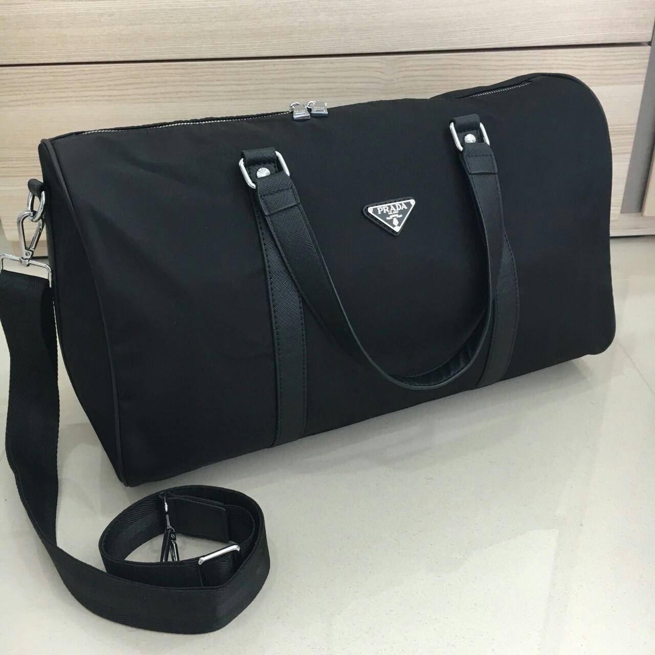 New arrival ! ของมันต้องมี♡ มาใหม่กับ กระเป๋าทรง Travel Bag ใส่ของได้เยอะมาก ไปต่างประเทศได้สบายคะ หมดห่วง ผู้หญิงทุกคนต้องมี ตัวกระเป๋าทำจากผ้า Nylon อย่างดี สามารถกันน้ำได้ ทรงสวยมากคะ มีความอยู่ทรงในระดับนึง ด้านหน้ามีโลโก้สวยงาม อะไหล่เงินทั้งใ