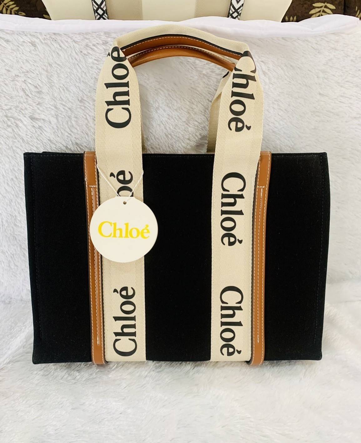 CHLOE Woody Medium canvas tote กระเป๋าทรงTote ผ้าCanvas งานฮอตรุ่นฮิตสไตล์หรู รุ่น Woody Medium ของ Chloé เข้ากับไลฟสไตล์ชีวิตประจำวัน ผ้าเนื้อหนา ใช้งานทนทาน