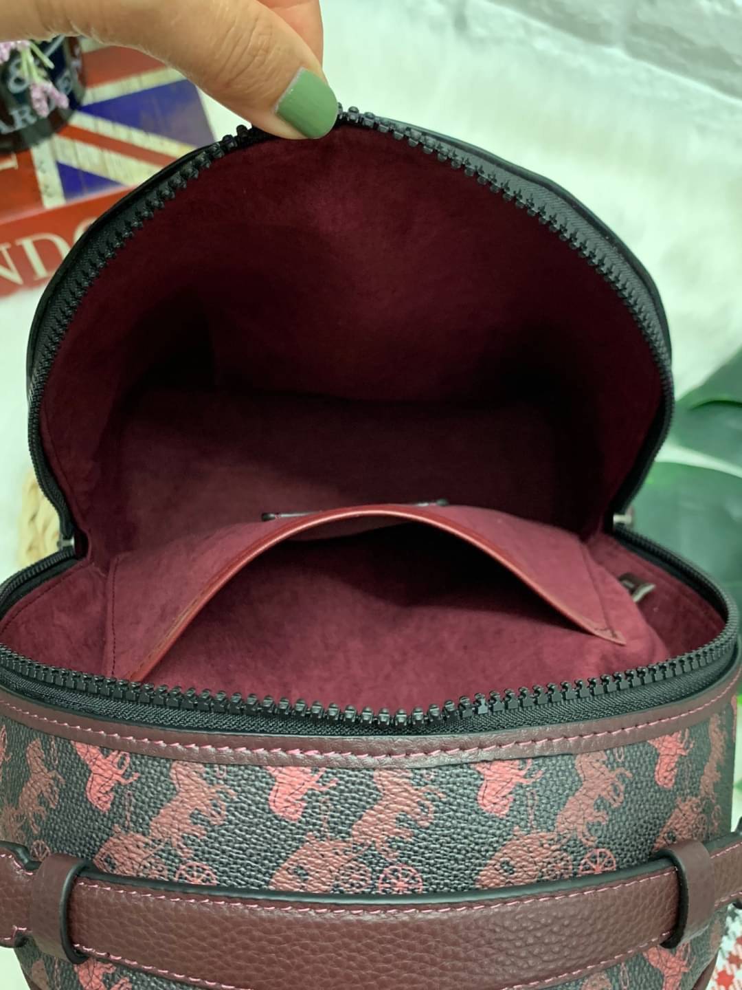 COACH BACKPACK WITH HORSE AND CARRIAGE PRINT AND HEARTS กระเป๋าสะพายหลัง วัสดุ pvc+หนังแท้ ตัวกระเป๋าลายแบรนด์ทั้งใบ ด้านหน้ามีรูปหัวใจโดดเด่นค่ะ พร้อมช่องซิปสำหรับใส่มือถือหรือของจุกจิก เปิดปิดกระเป๋าแบบซิปคู่ ภายในโล่ง ใส่ของจำเป็นได้ครบเลยนะคะ พร้อมช่อ